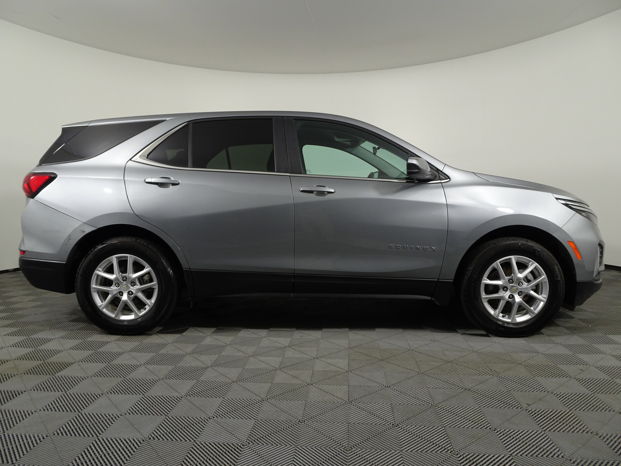 2024 Chevrolet Equinox LT photo 2