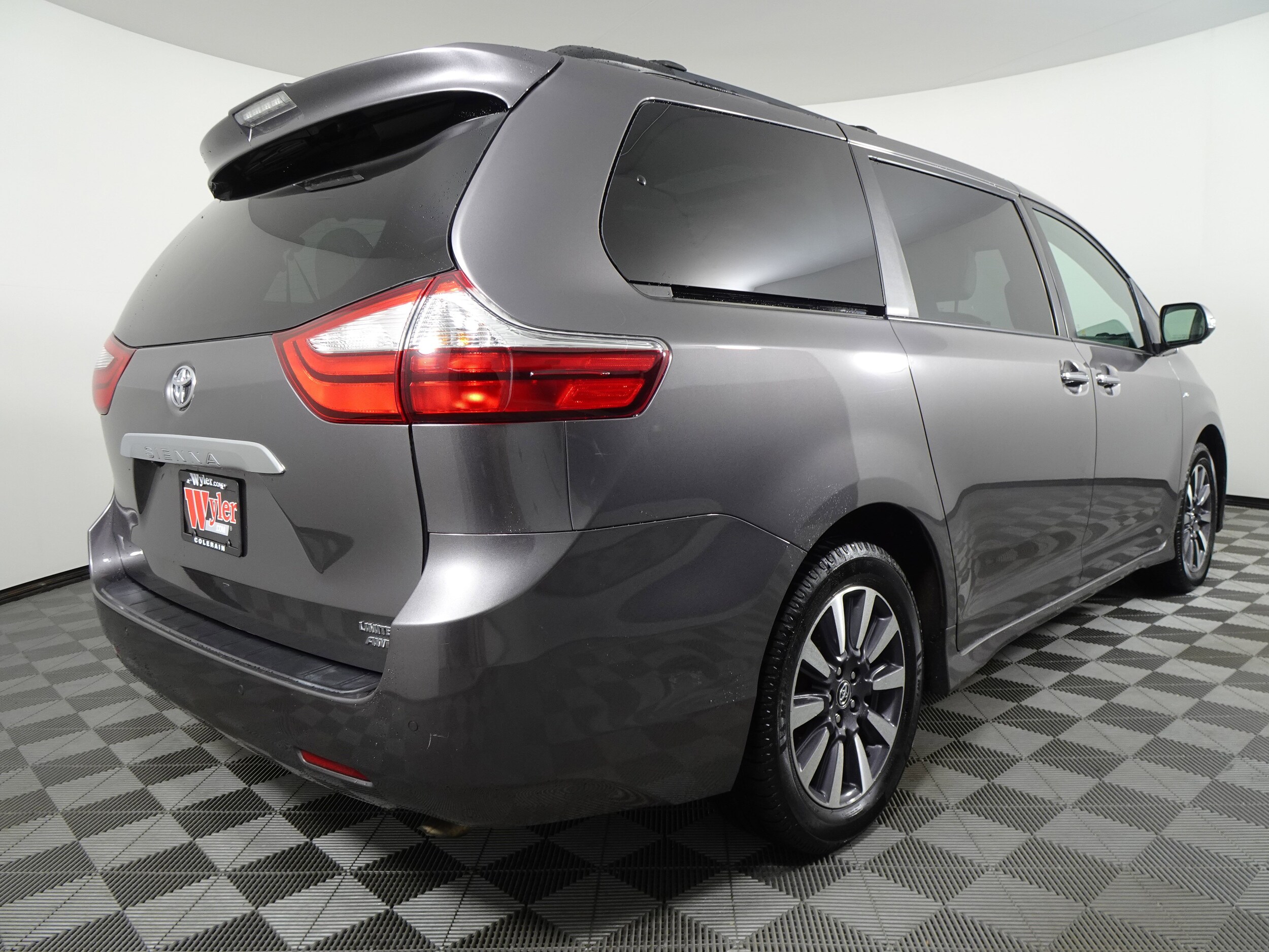 2019 Toyota Sienna Limited Premium photo 3