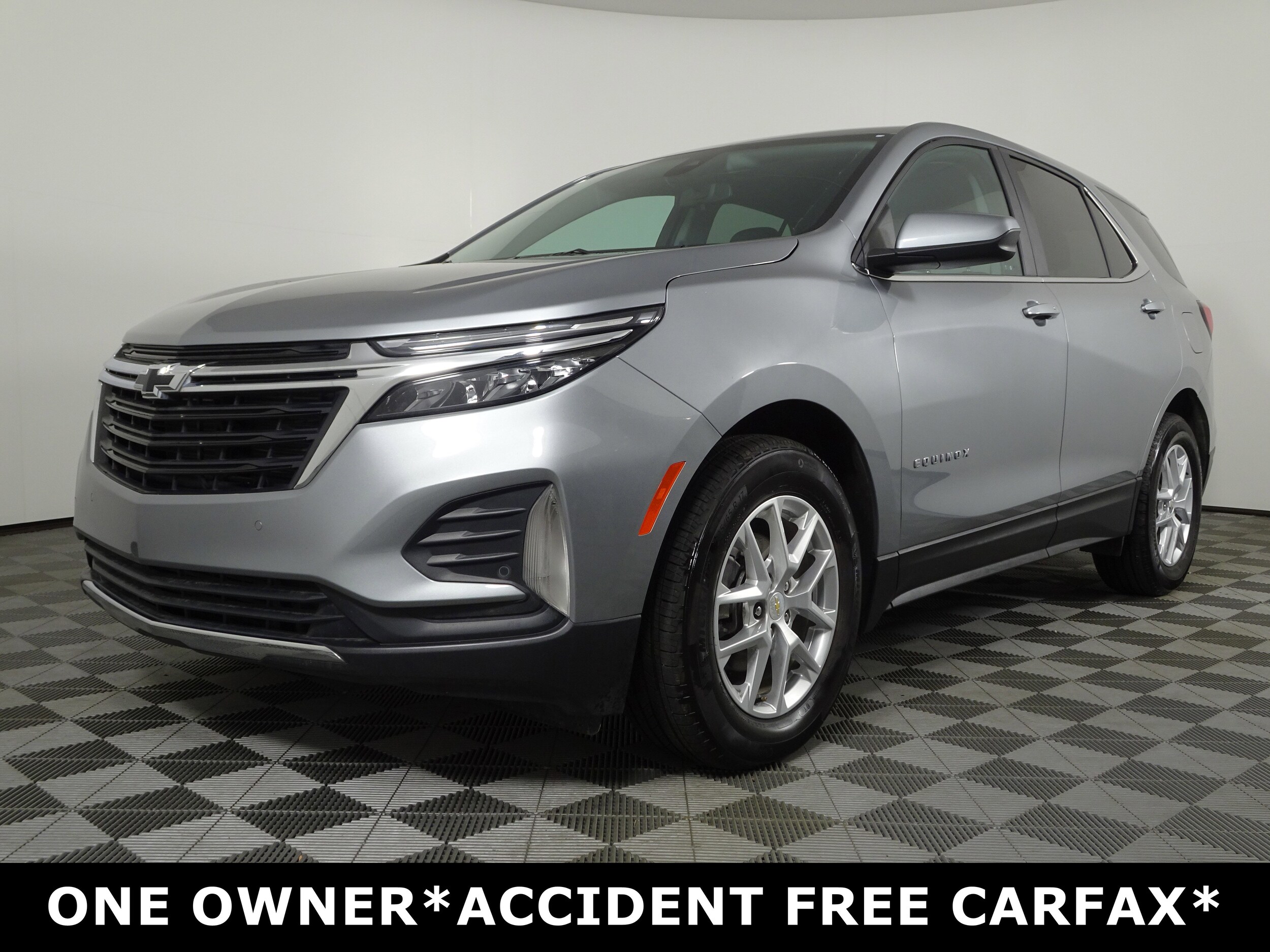 2024 Chevrolet Equinox LT photo 2