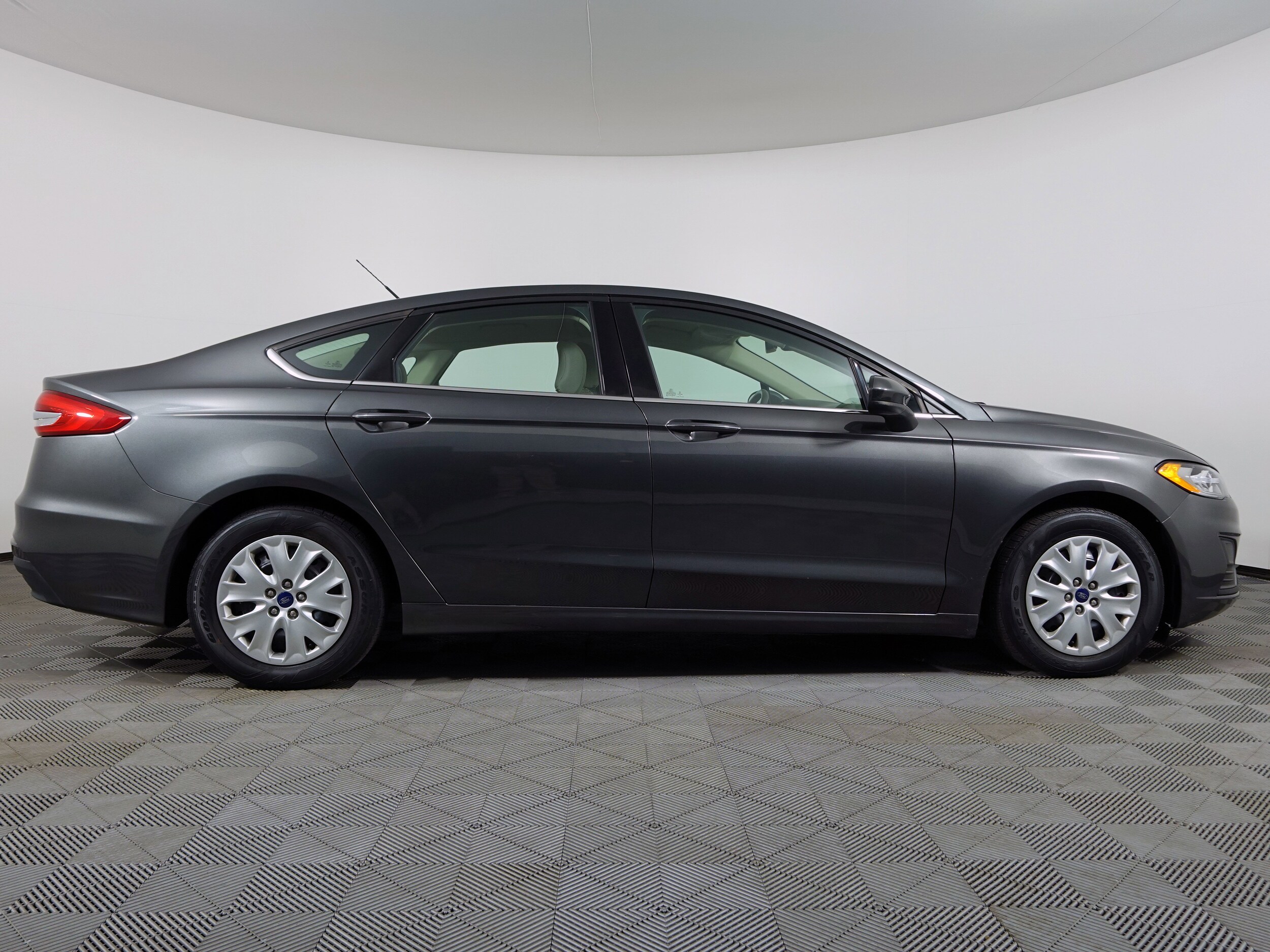2019 Ford Fusion S photo 2