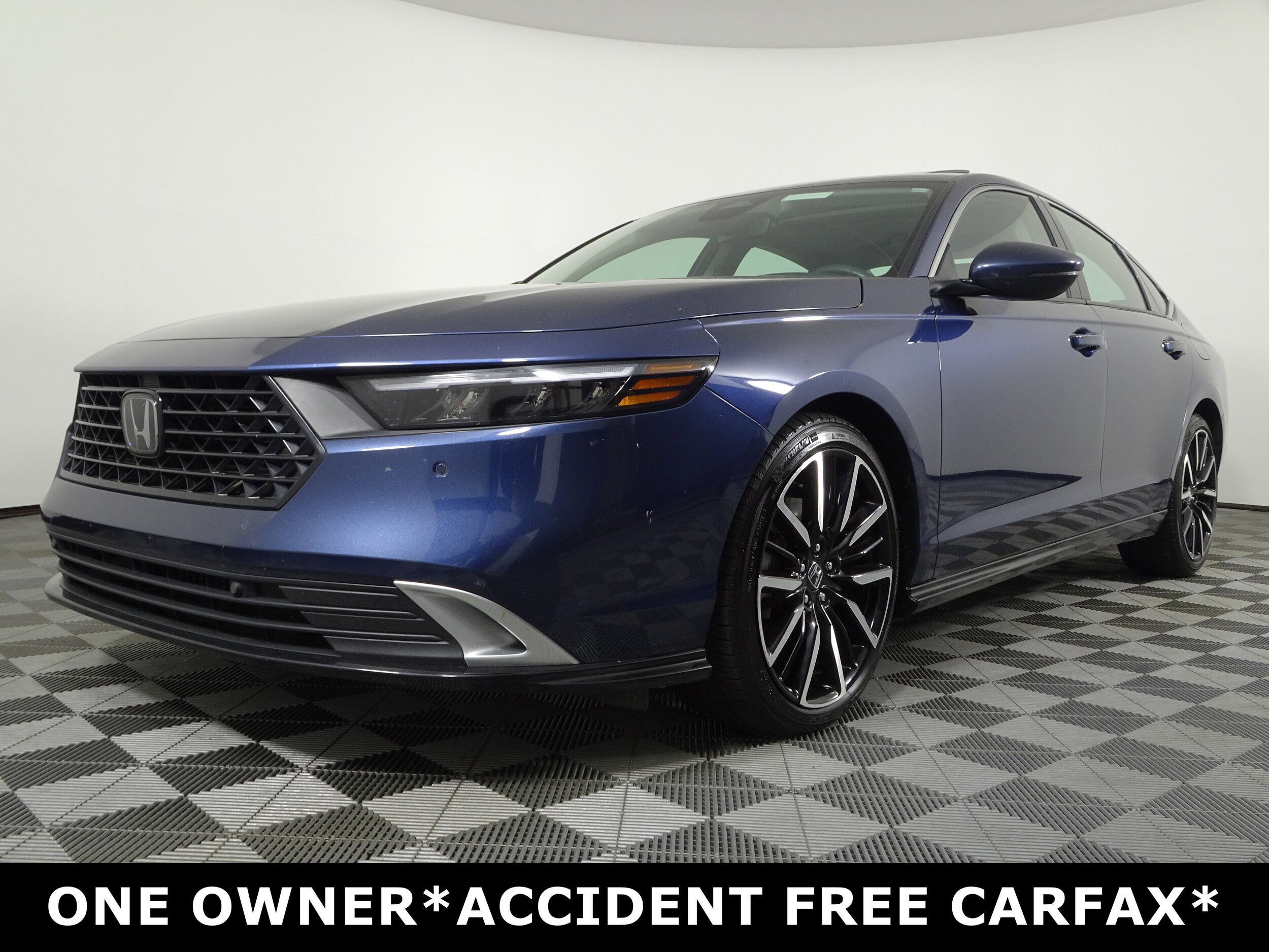 2023 Honda Accord Hybrid Touring photo 2