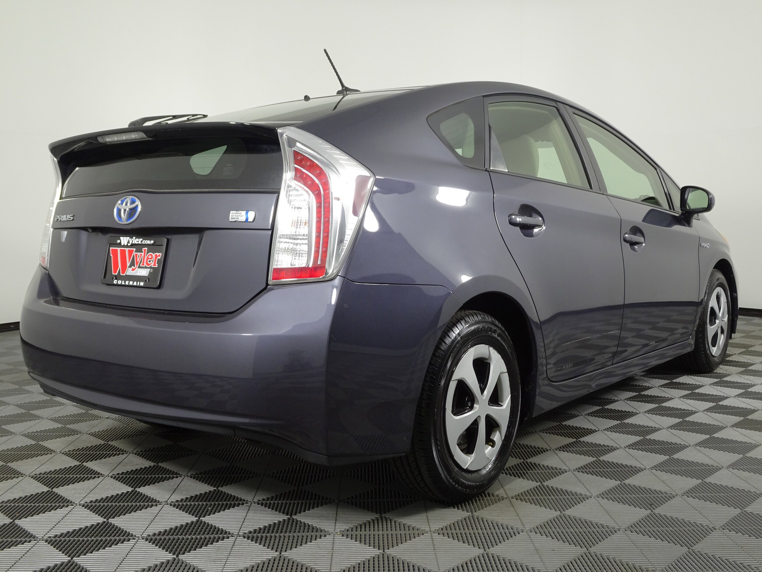 2013 Toyota Prius Three photo 3