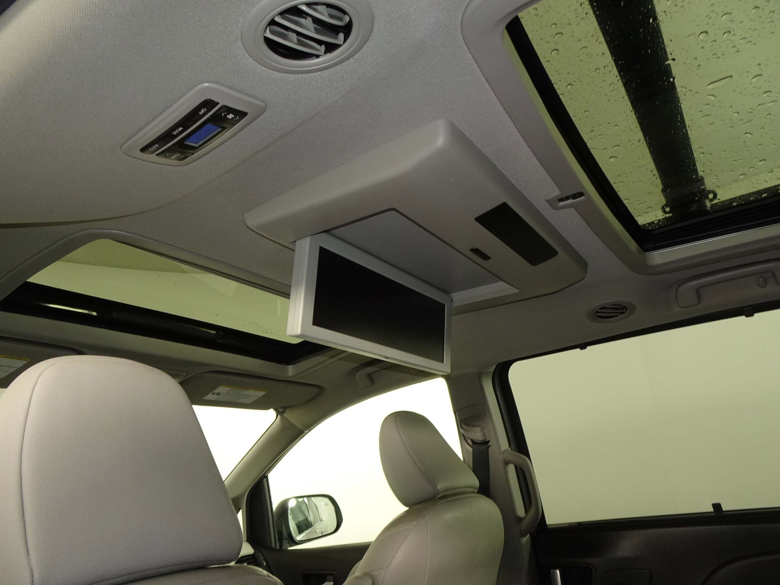 2019 Toyota Sienna Limited Premium photo 4