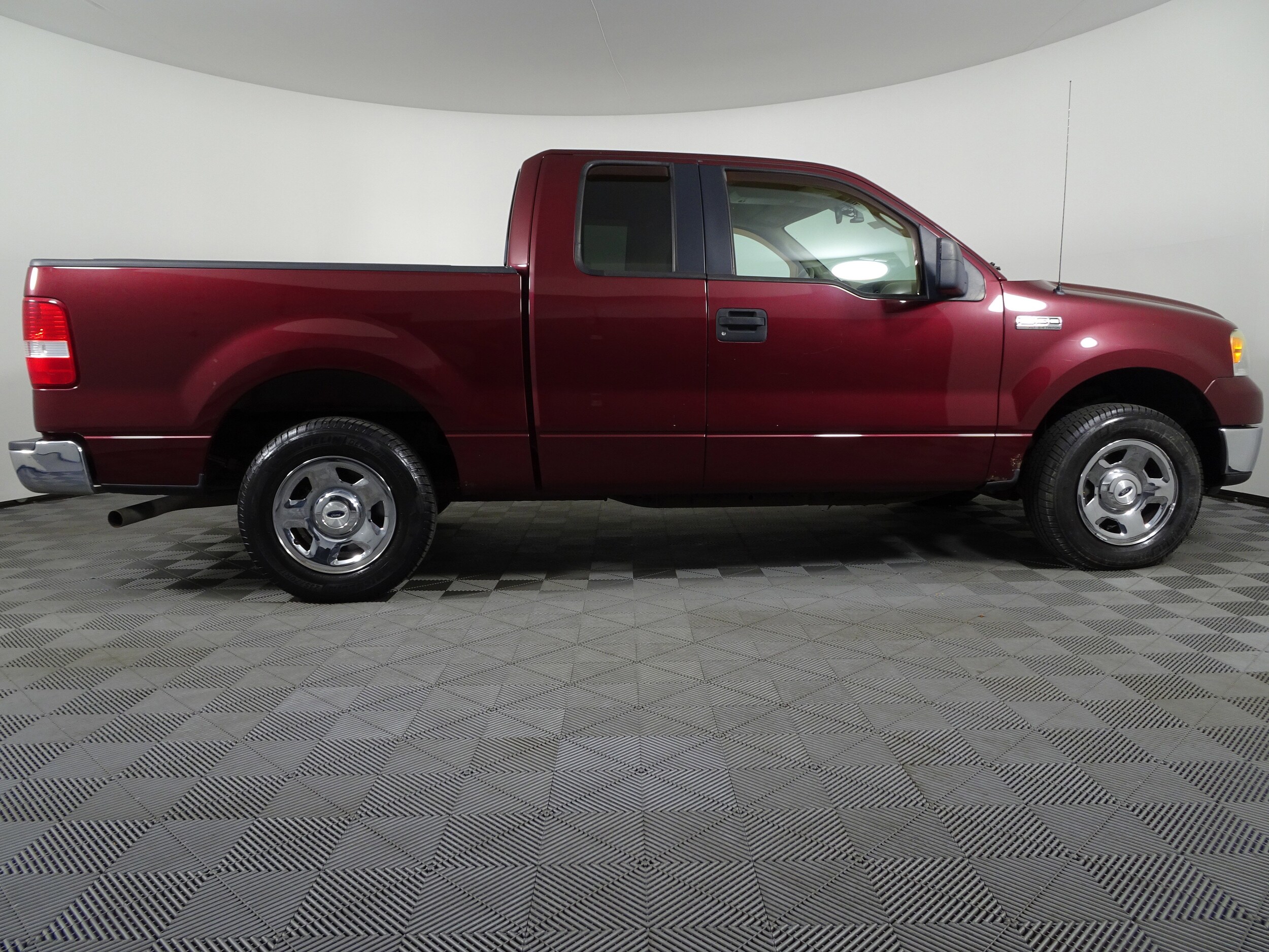 2005 Ford F-150 XLT photo 2