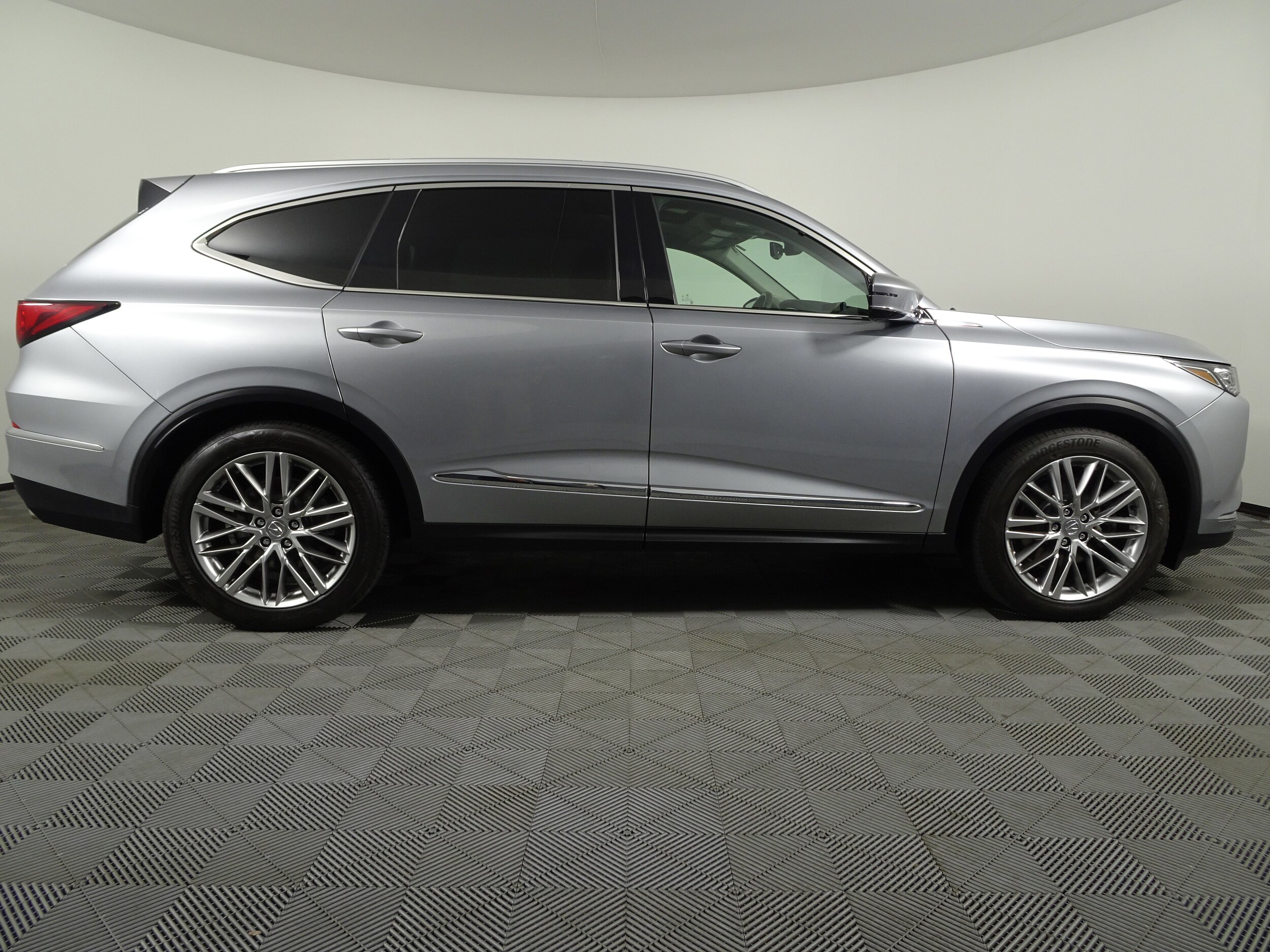 2024 Acura MDX SH-AWD Advance photo 2