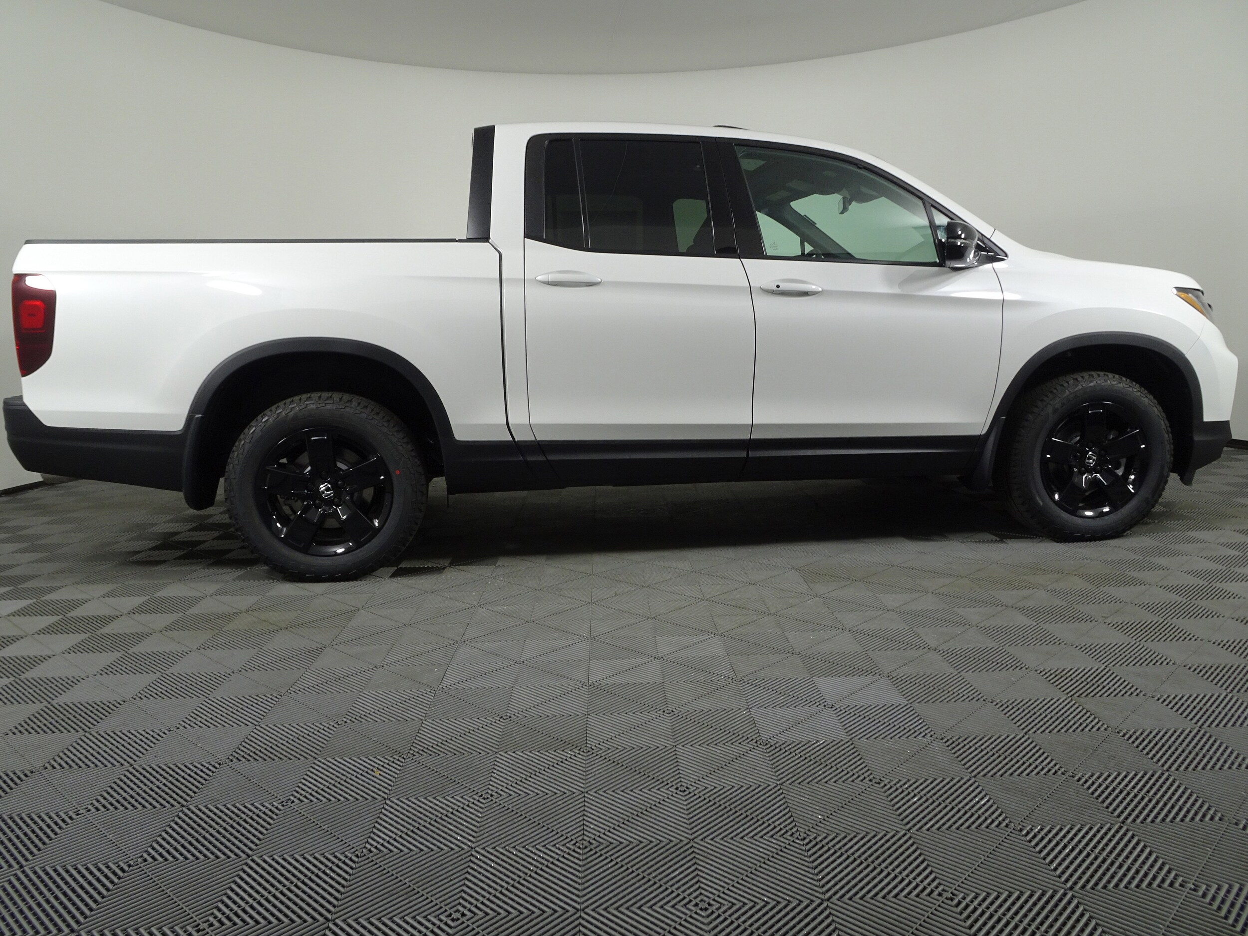 2026 Honda Ridgeline Black Edition photo 2