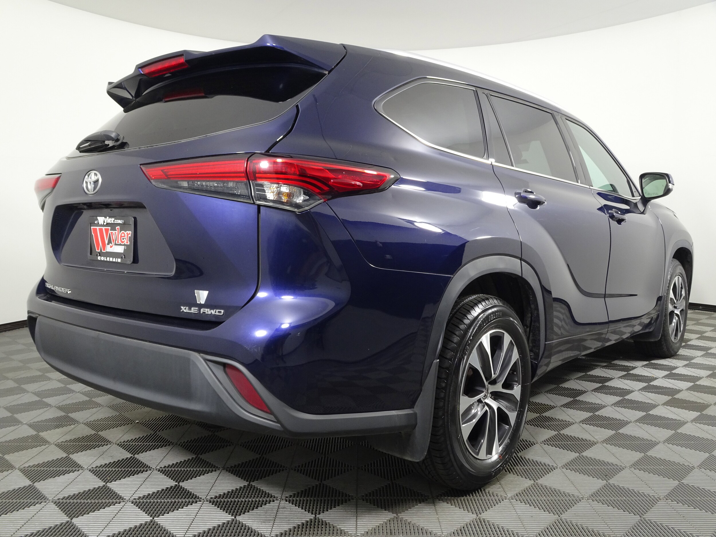 2022 Toyota Highlander XLE photo 3