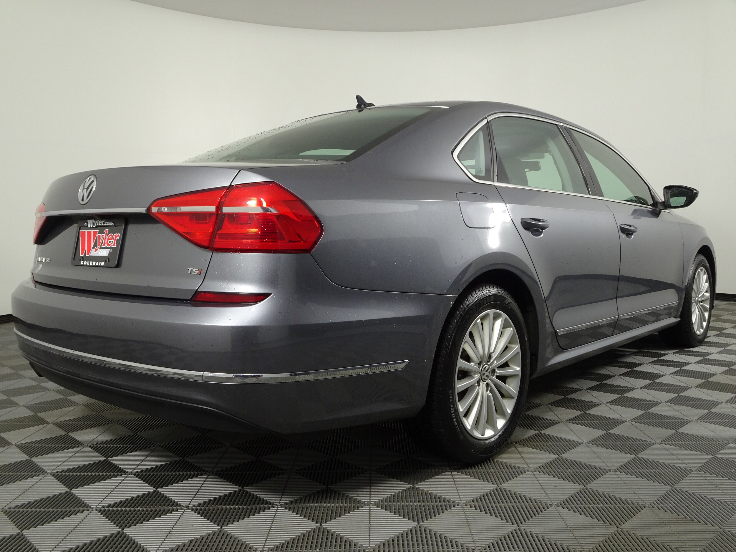 2016 Volkswagen Passat SE photo 2