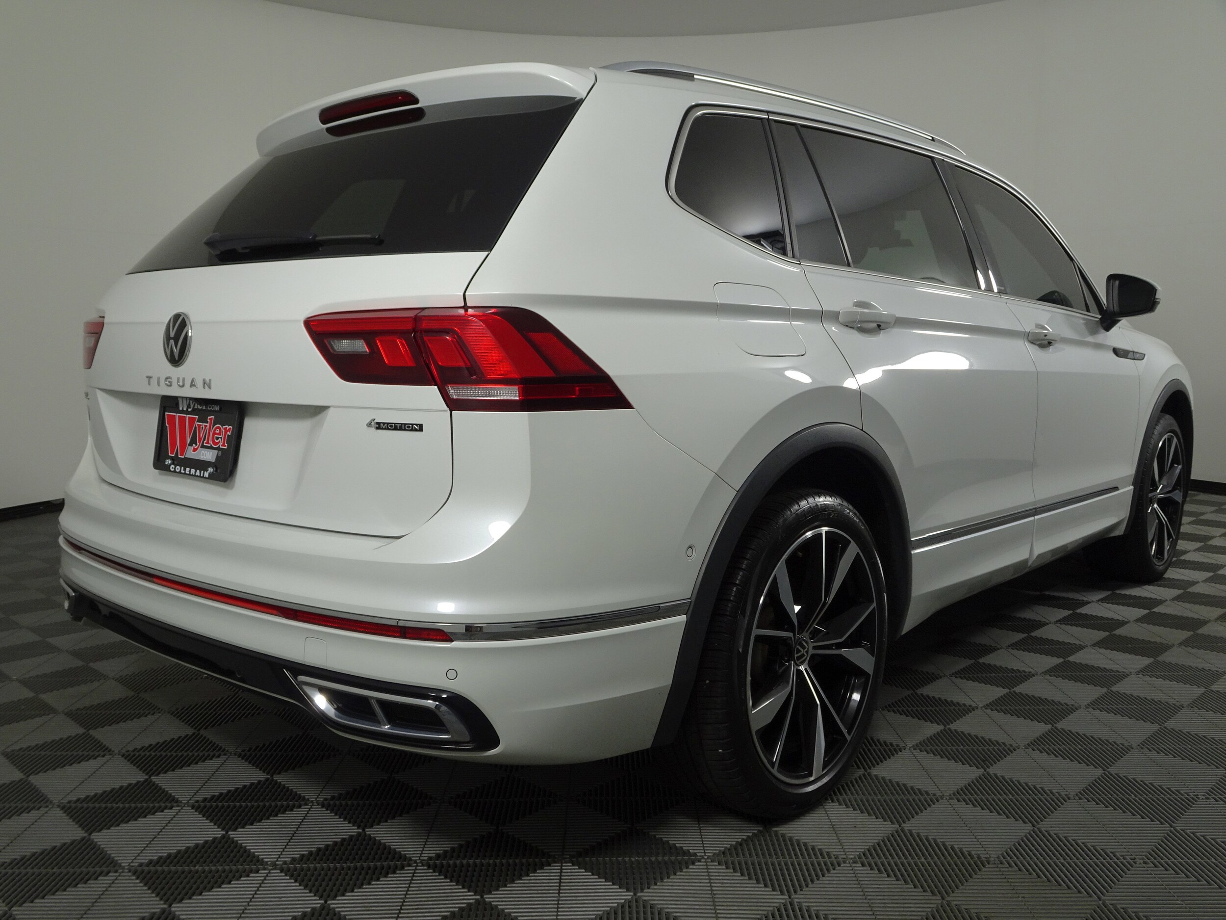 2022 Volkswagen Tiguan SEL Premium R-Line photo 2