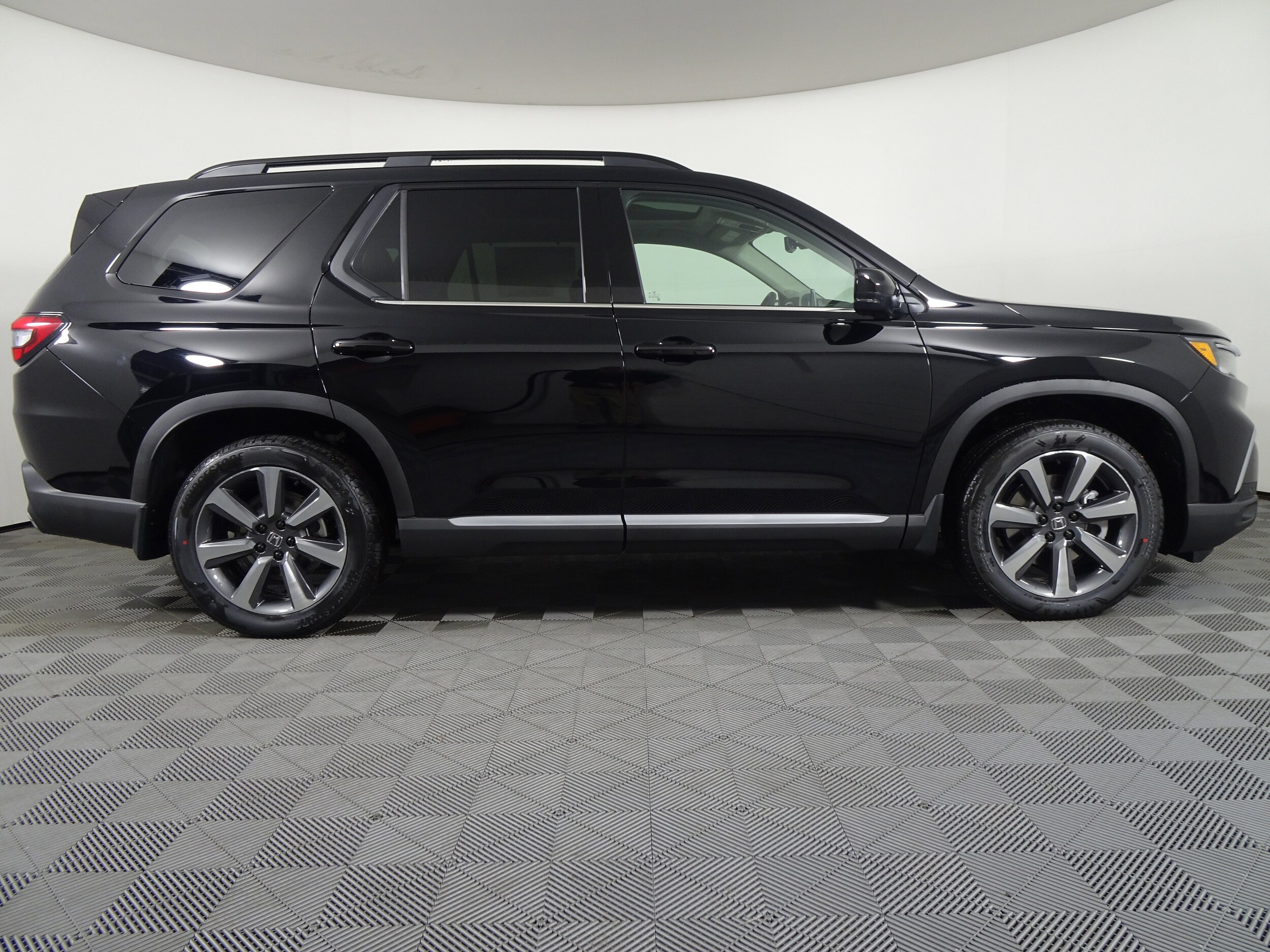 2025 Honda Pilot Elite photo 2