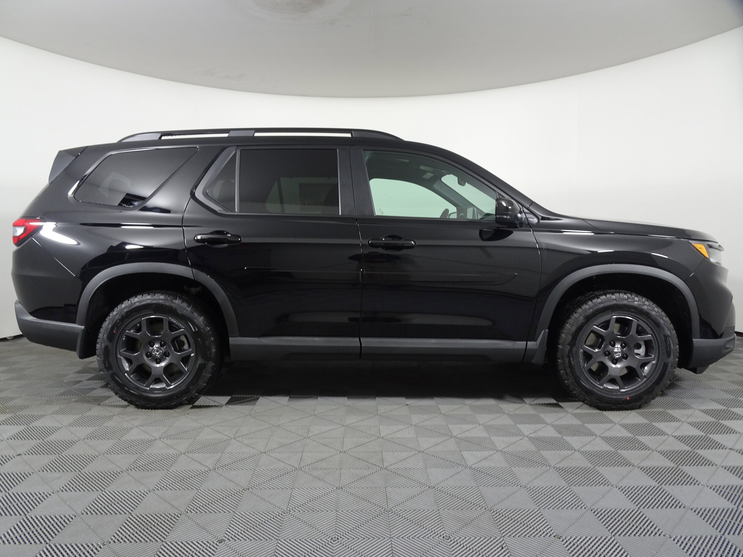 2025 Honda Pilot TrailSport photo 2