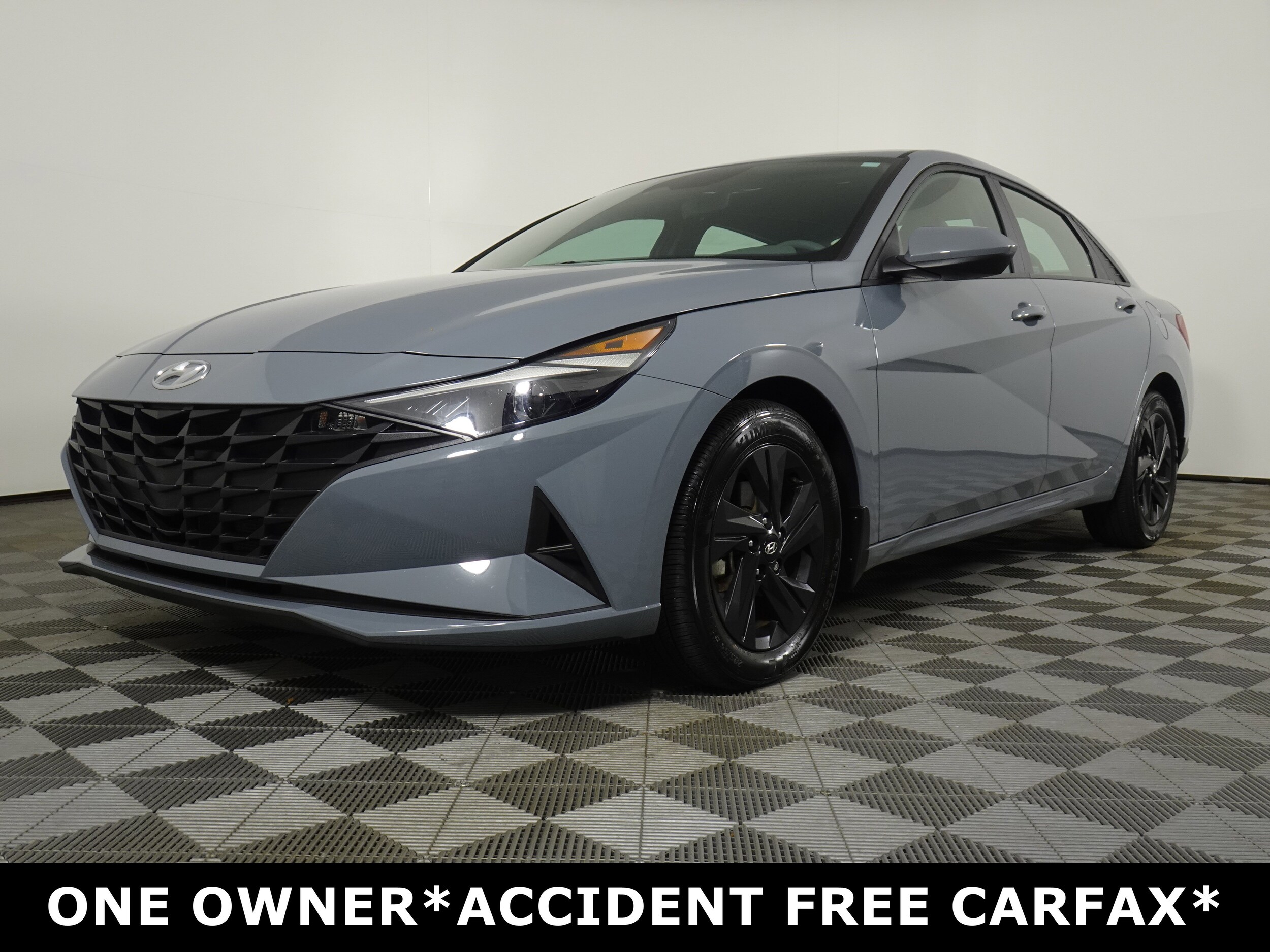 2023 Hyundai Elantra SEL photo 2