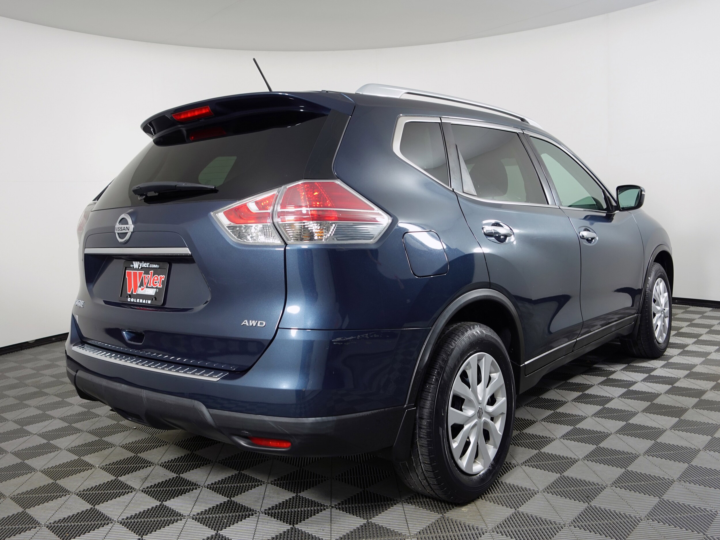 2016 Nissan Rogue AWD S photo 2