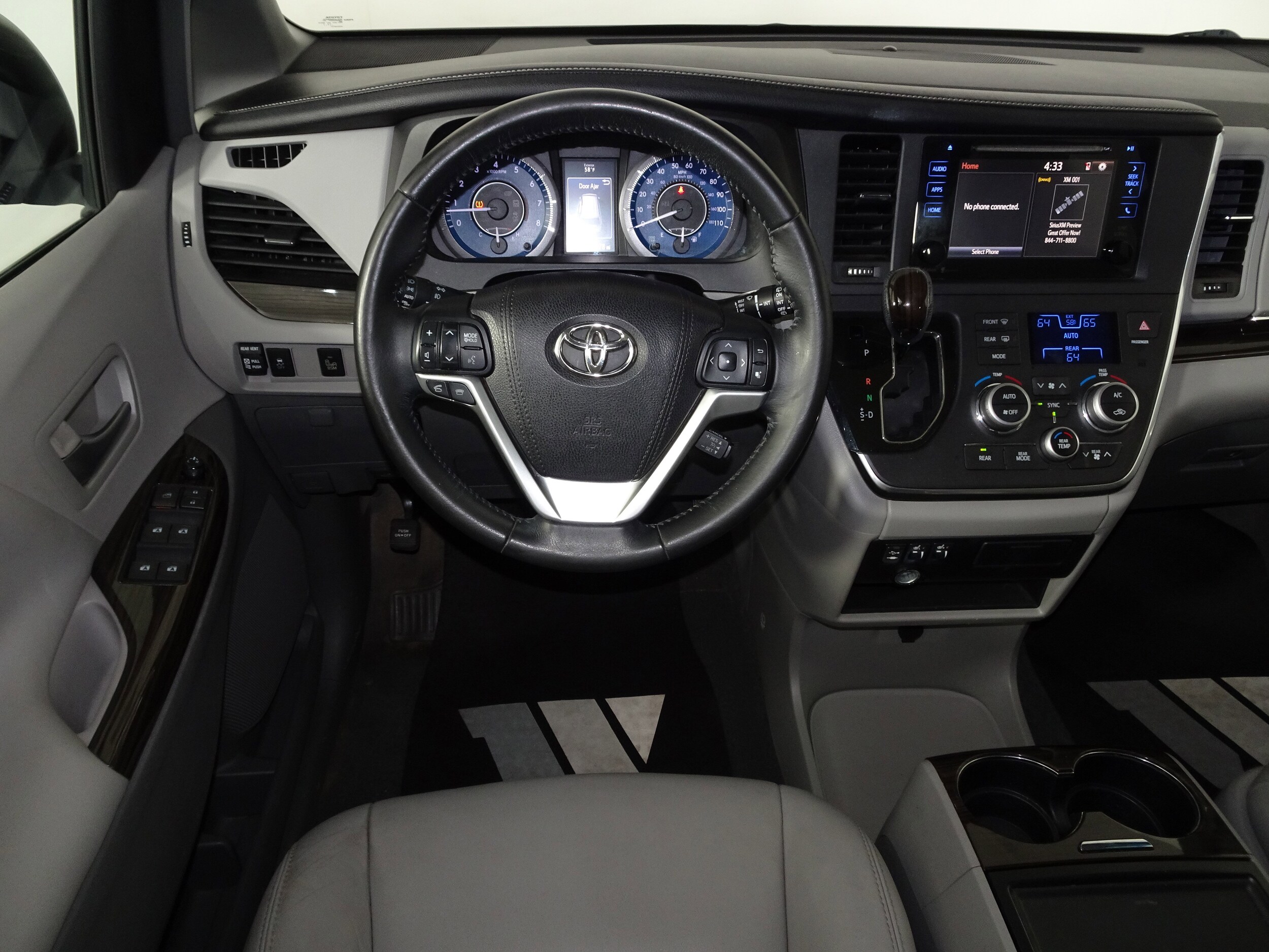 2015 Toyota Sienna XLE photo 3
