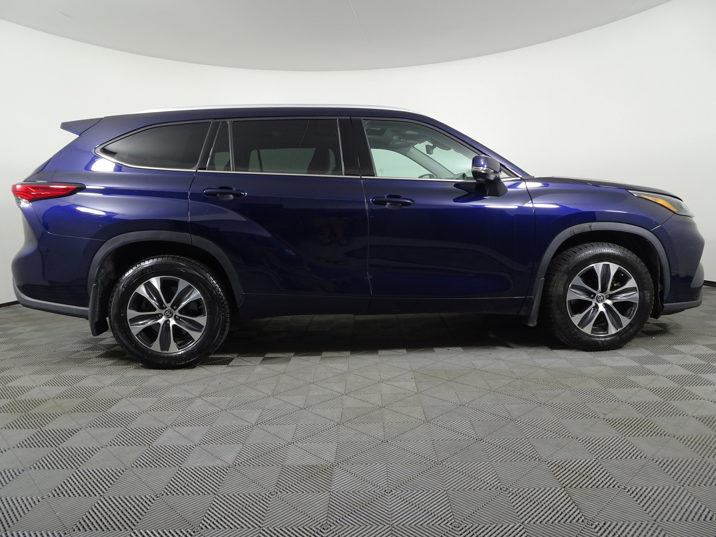 2022 Toyota Highlander XLE photo 2