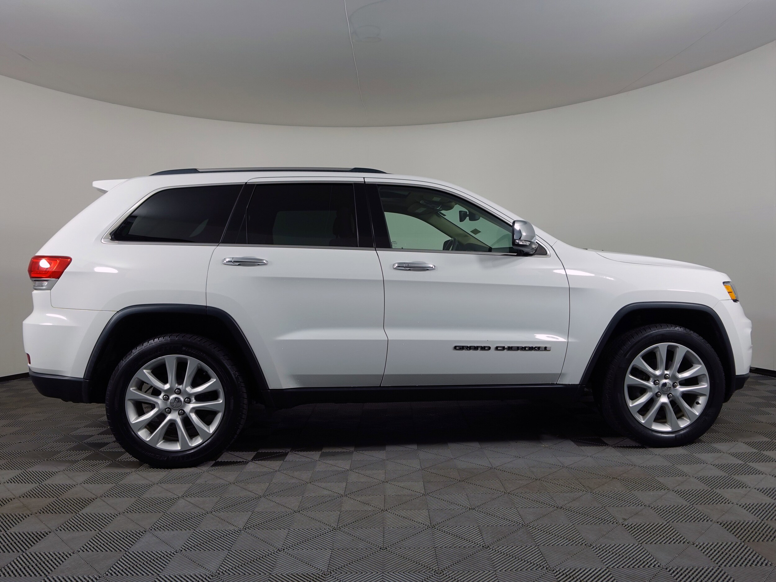 2017 Jeep Grand Cherokee Limited photo 2