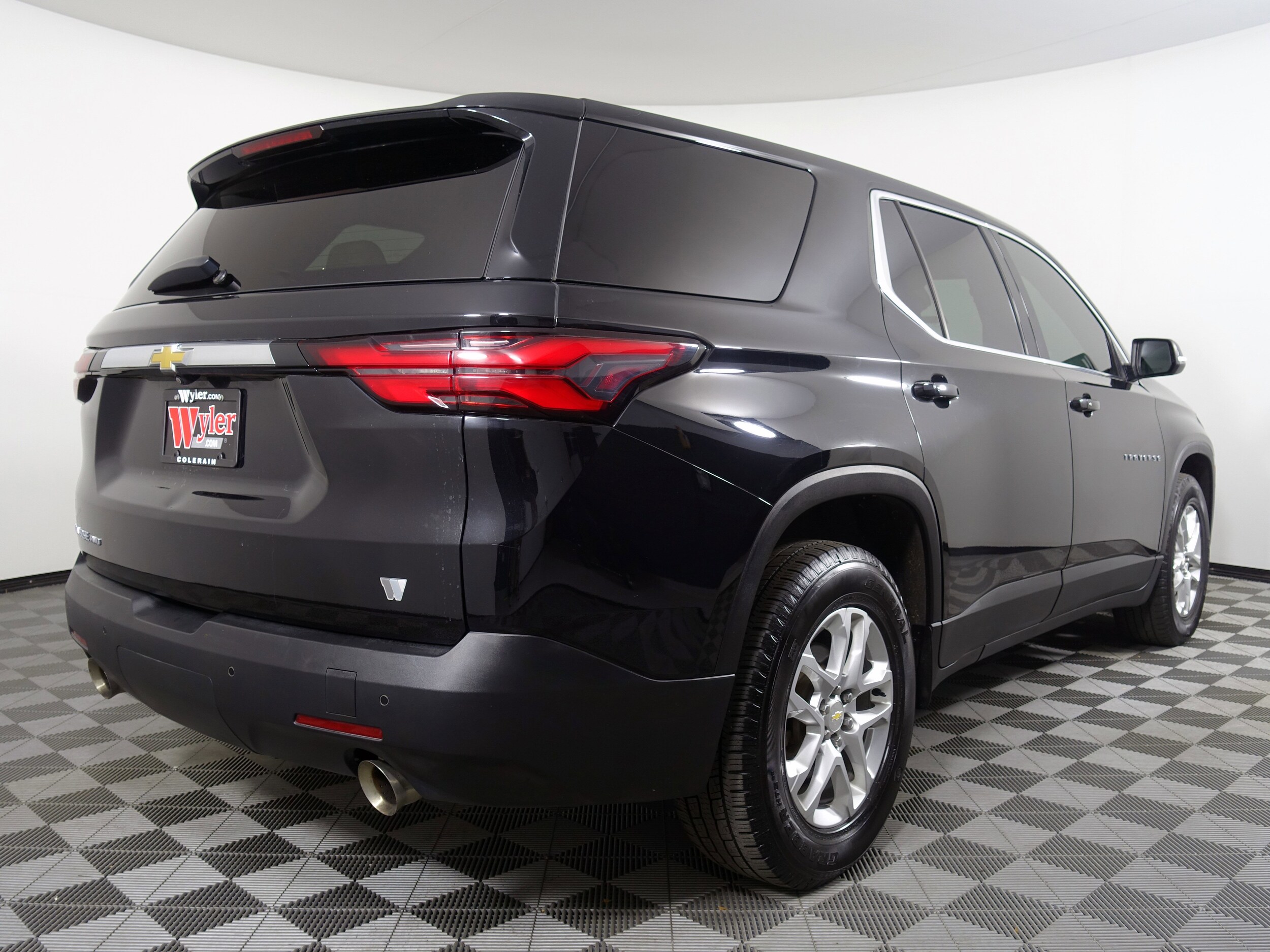 2022 Chevrolet Traverse LS photo 2