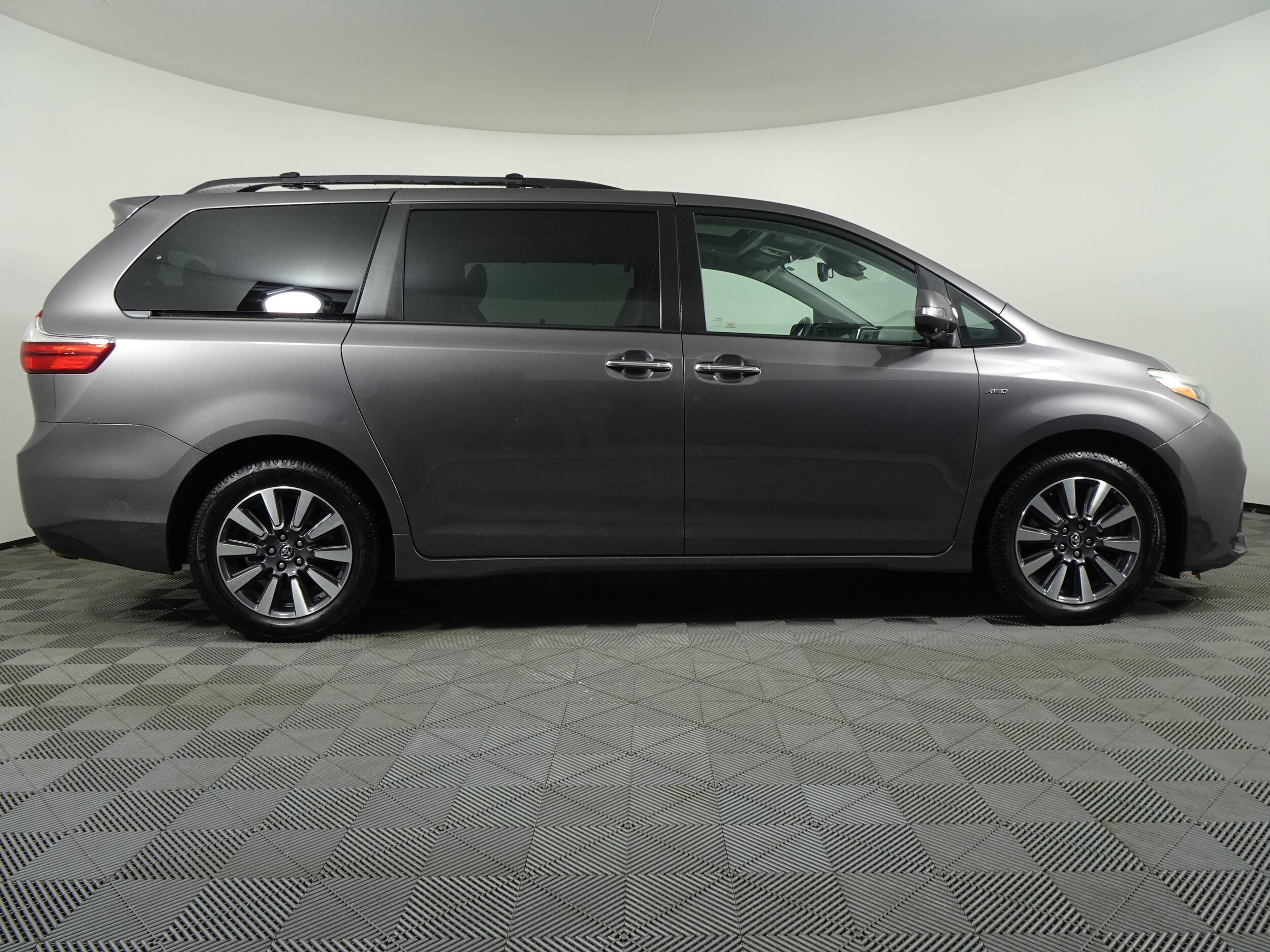 2019 Toyota Sienna Limited Premium photo 2