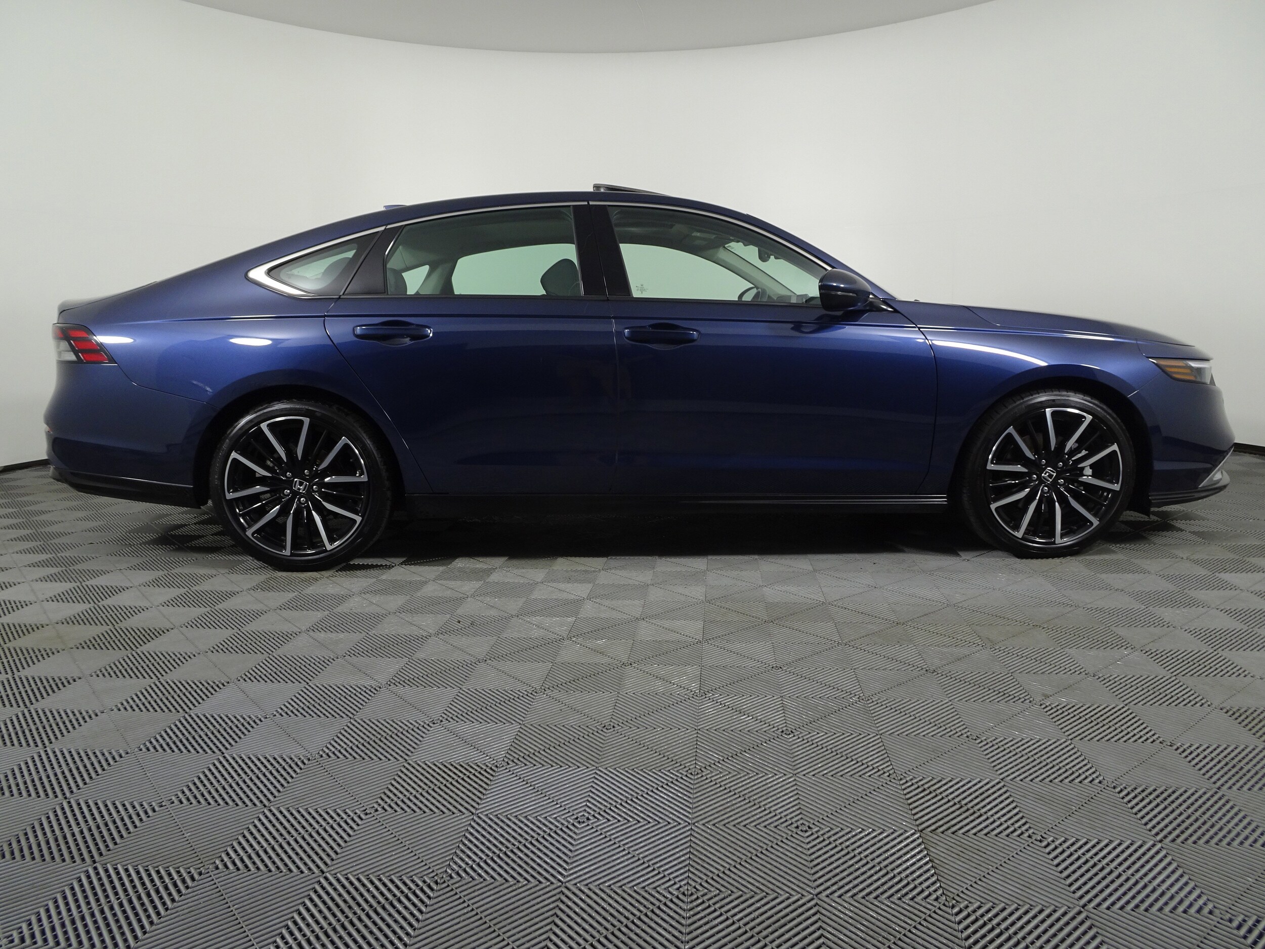 2023 Honda Accord Hybrid Touring photo 2