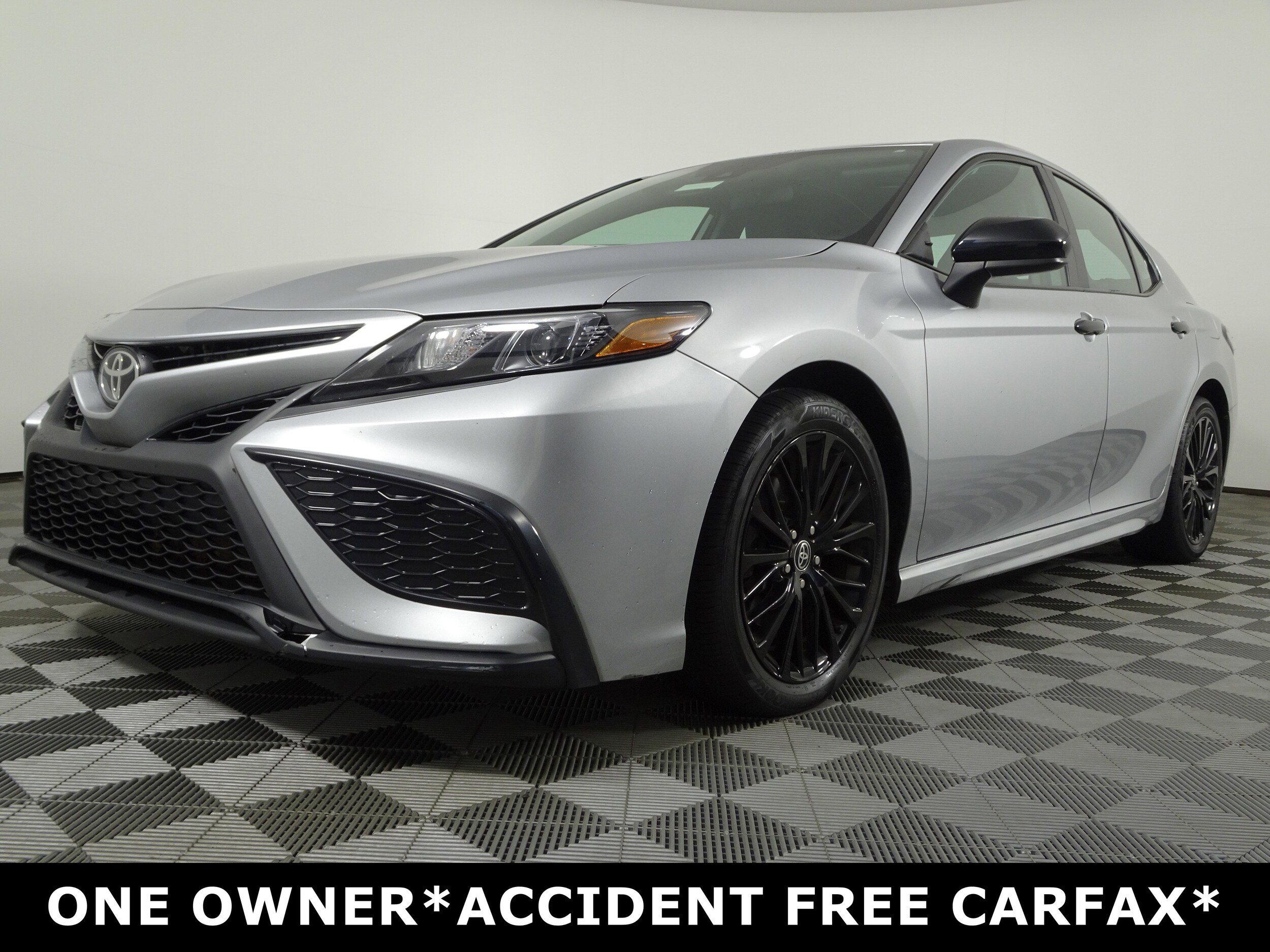 2021 Toyota Camry SE photo 2