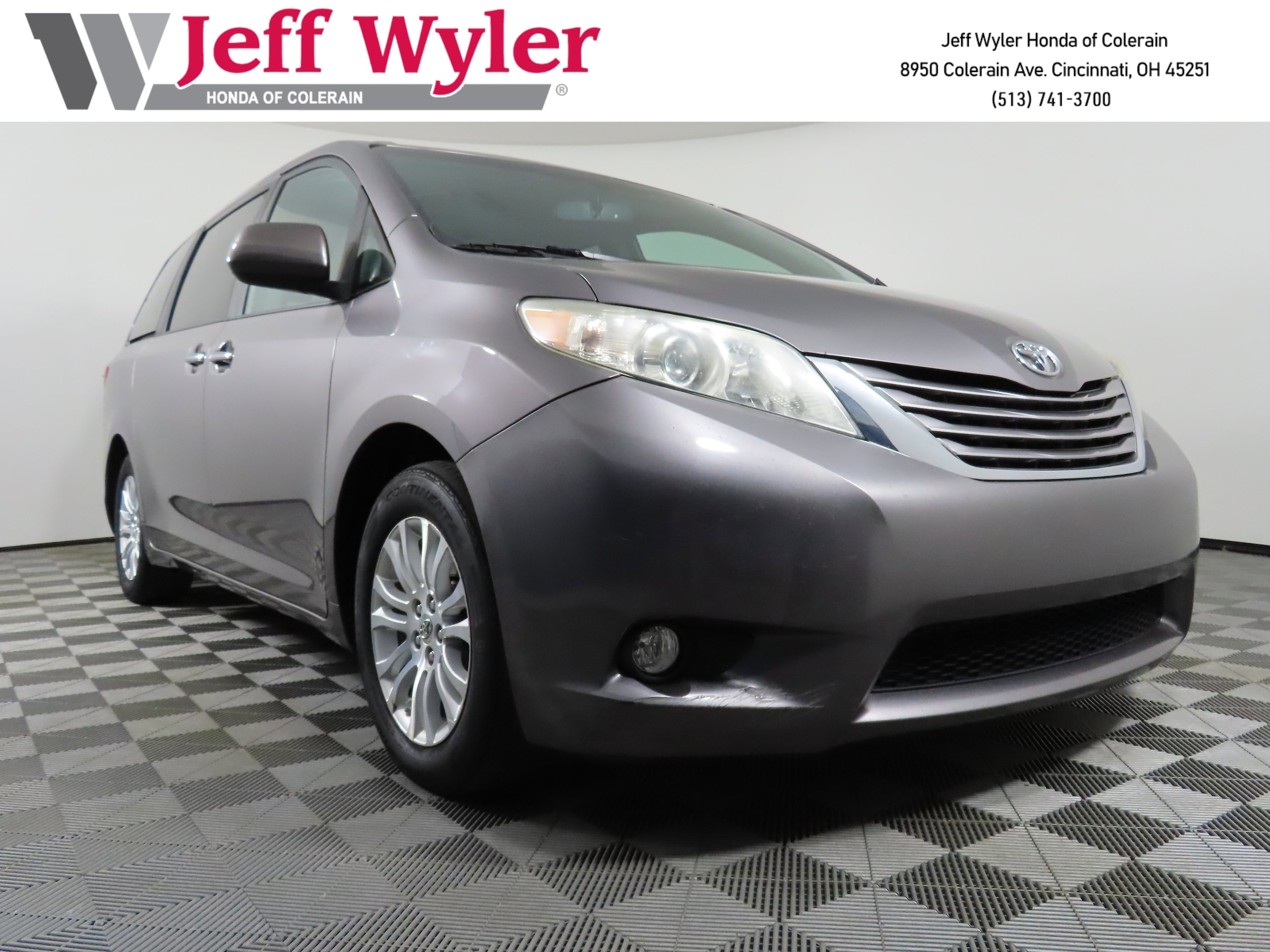 2015 Toyota Sienna XLE's photo