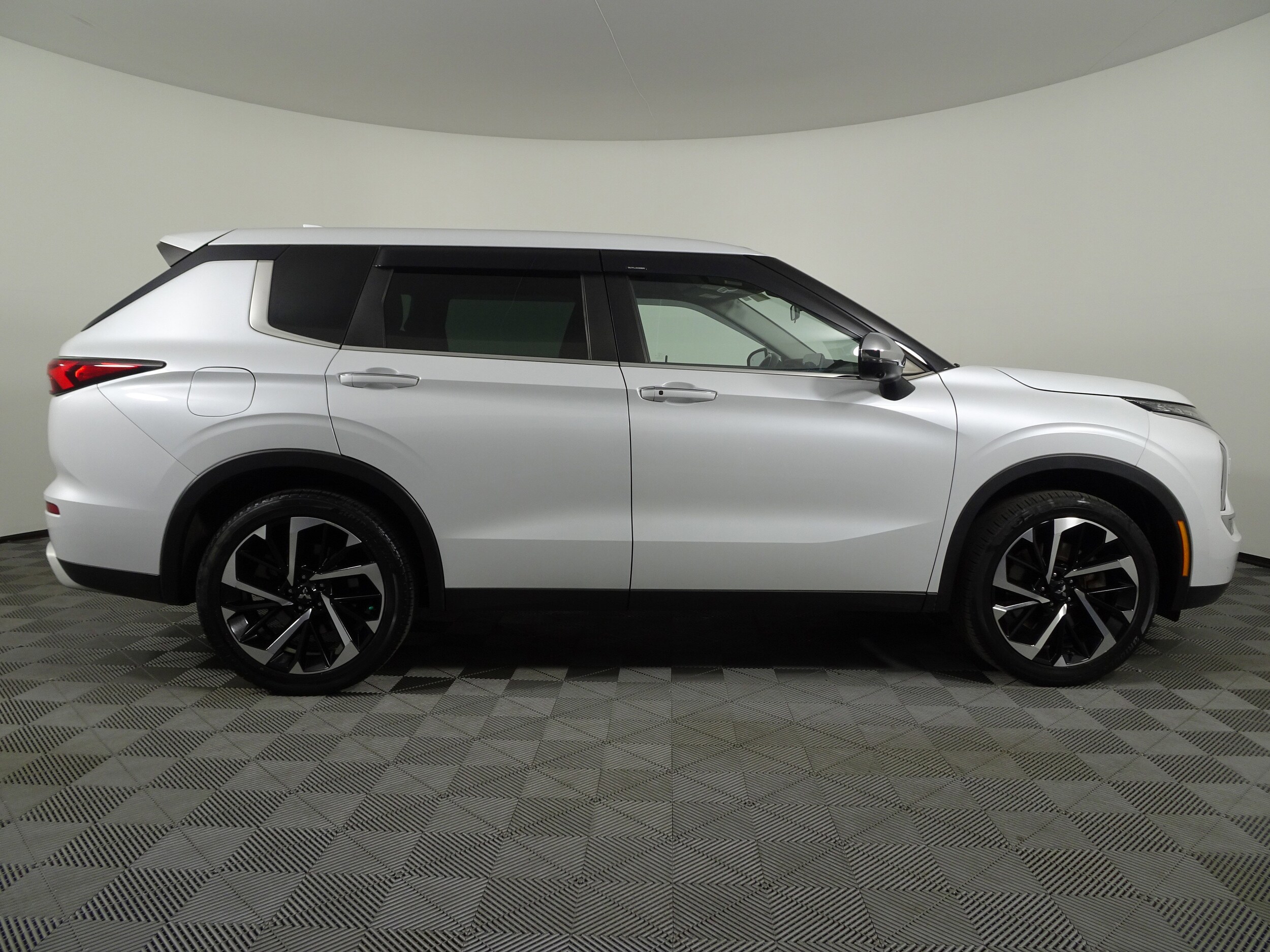 2022 Mitsubishi Outlander SE S-AWC photo 2