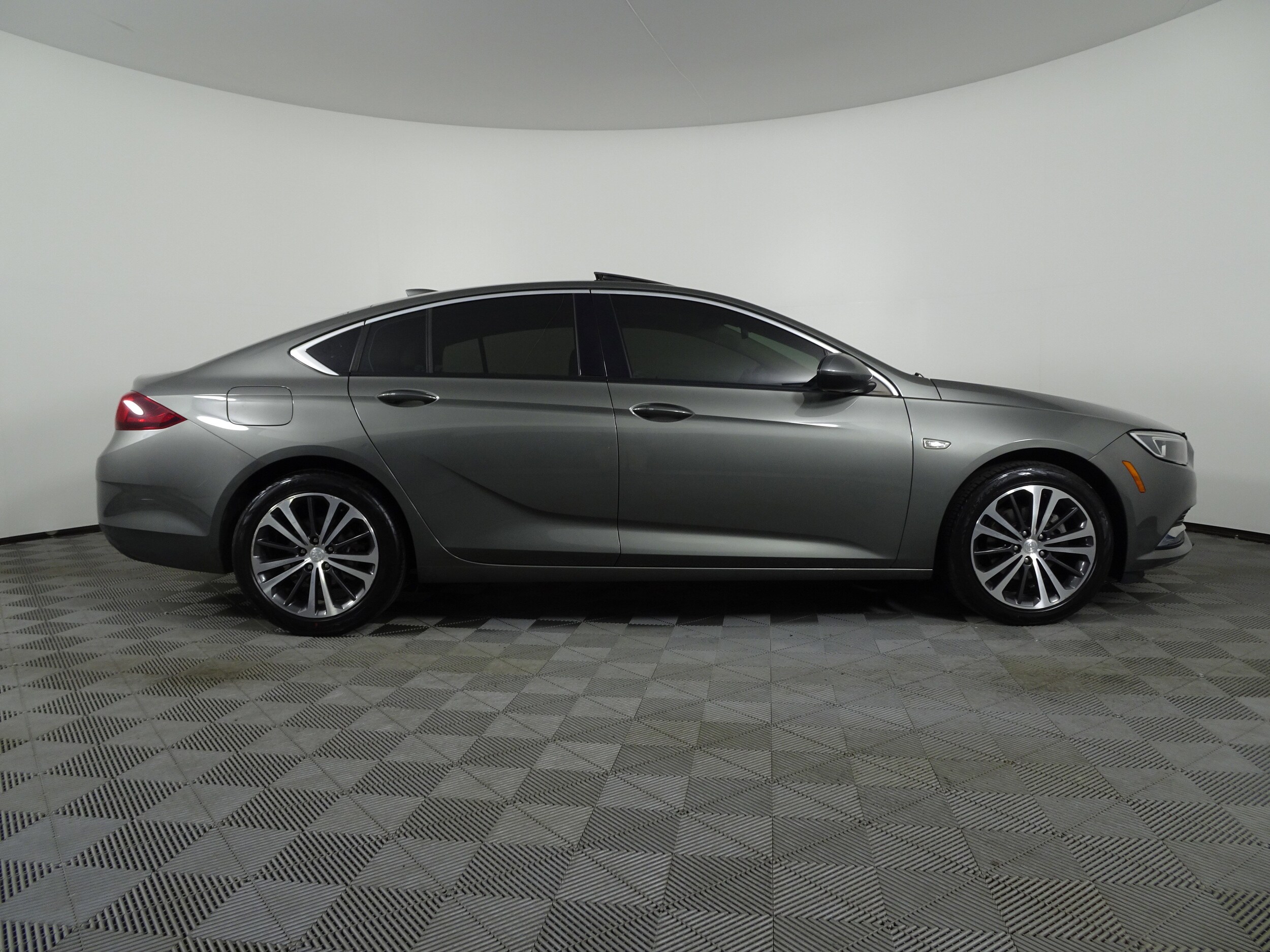 2018 Buick Regal Sportback Essence photo 2