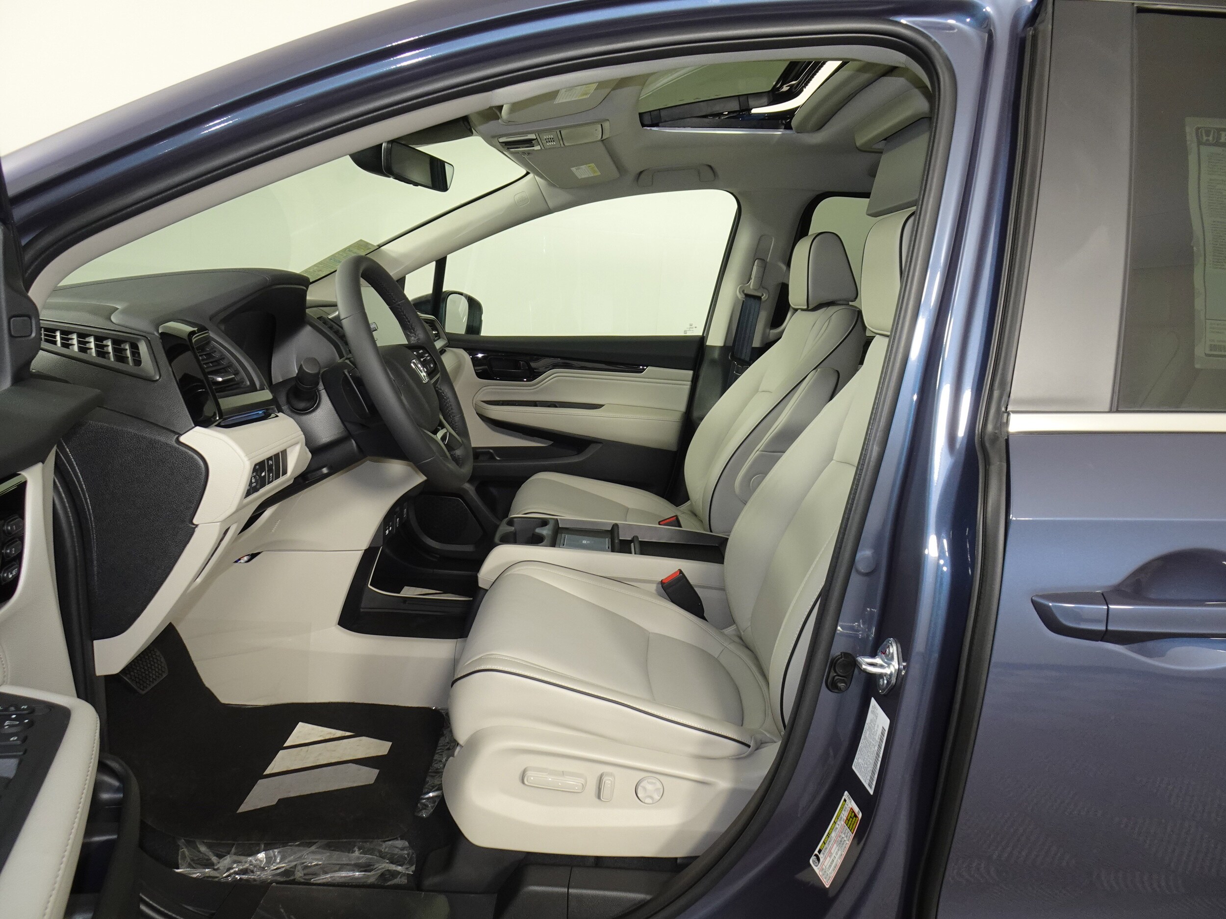 2026 Honda Odyssey Touring photo 3