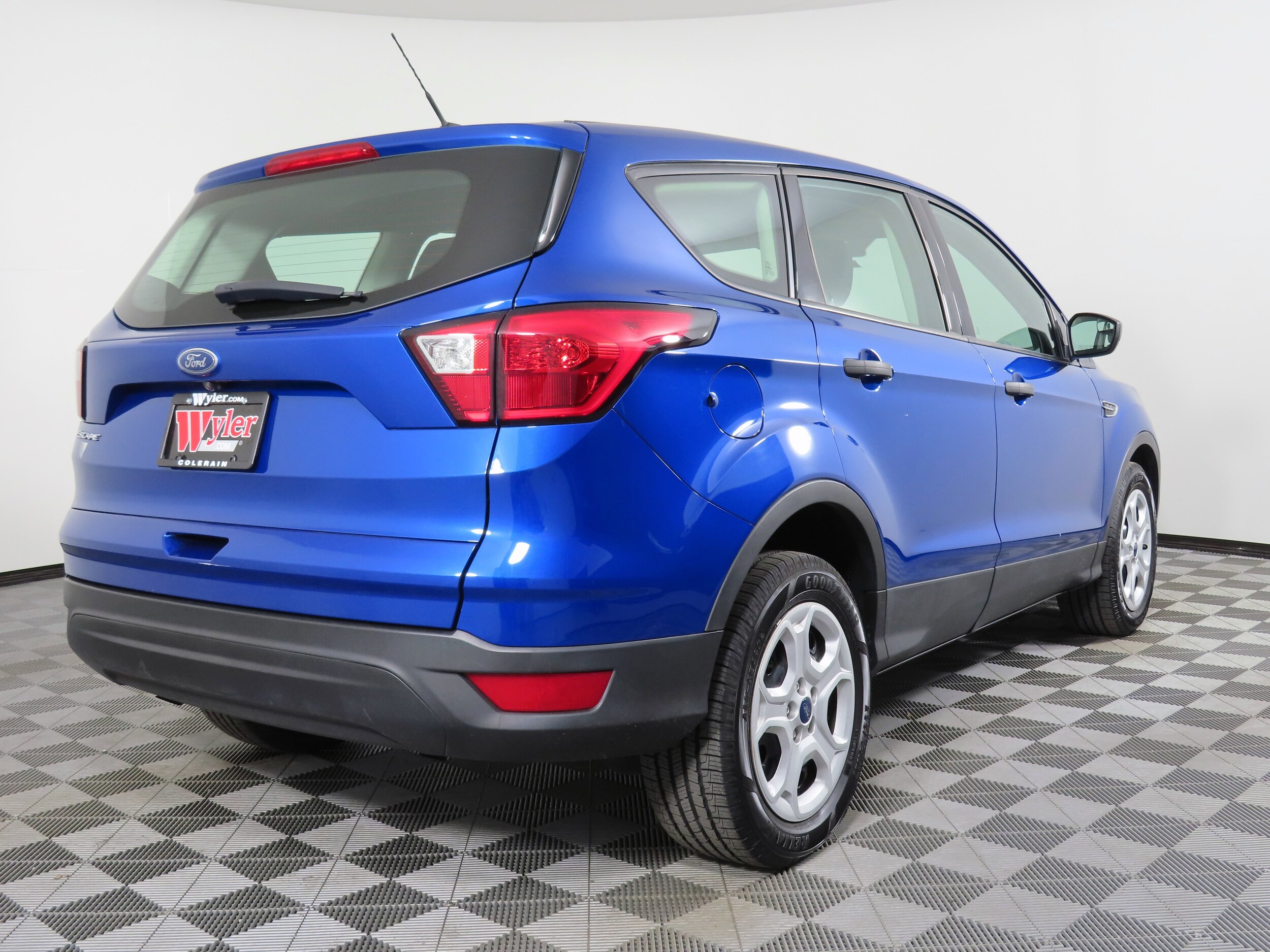 2019 Ford Escape S photo 2