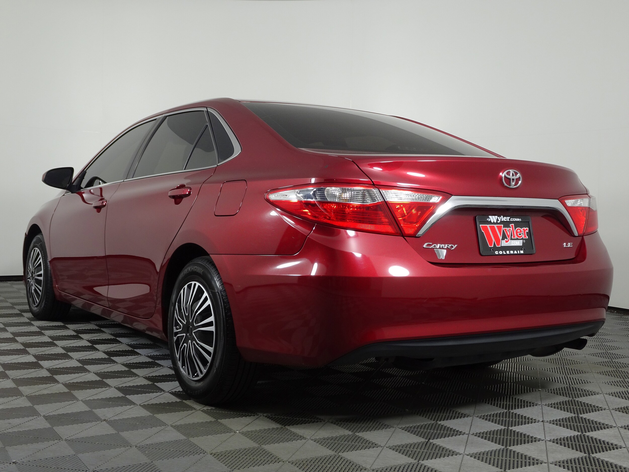 2015 Toyota Camry LE photo 3