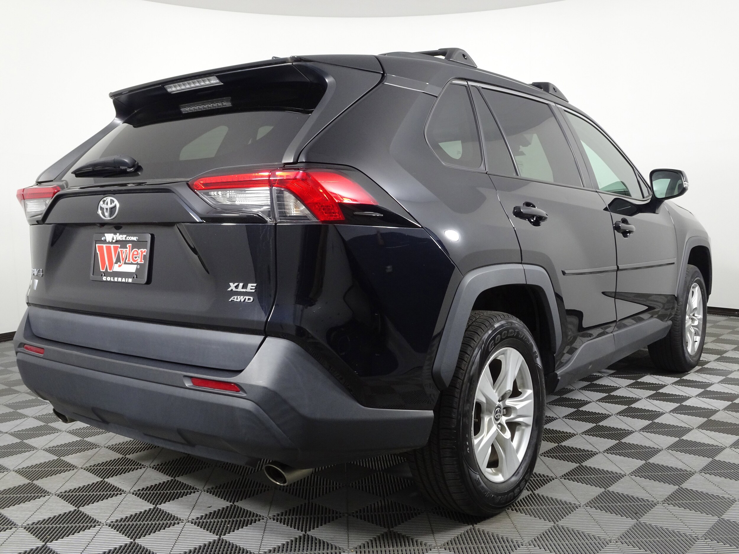2021 Toyota RAV4 XLE photo 2