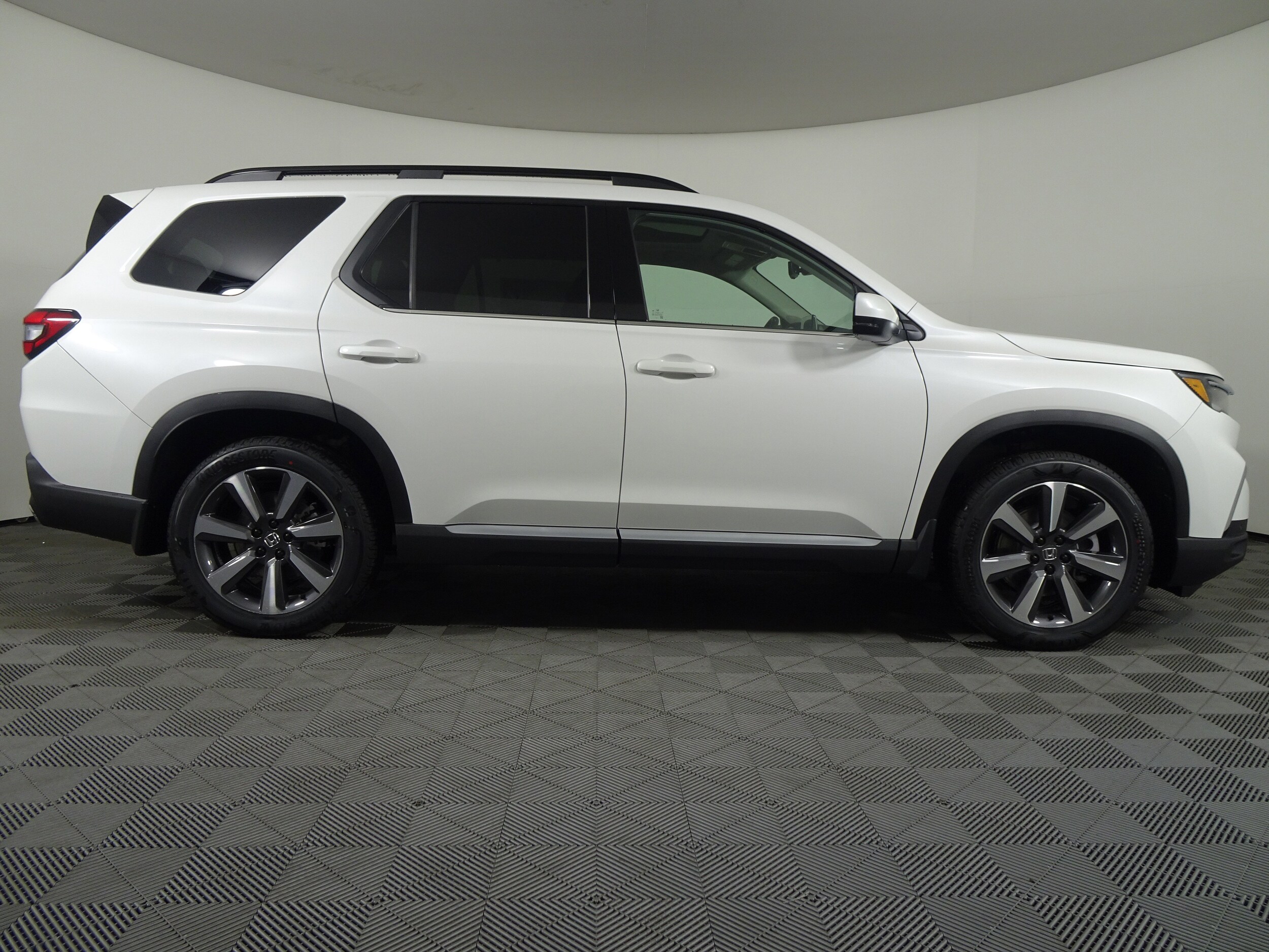 2025 Honda Pilot Touring photo 2