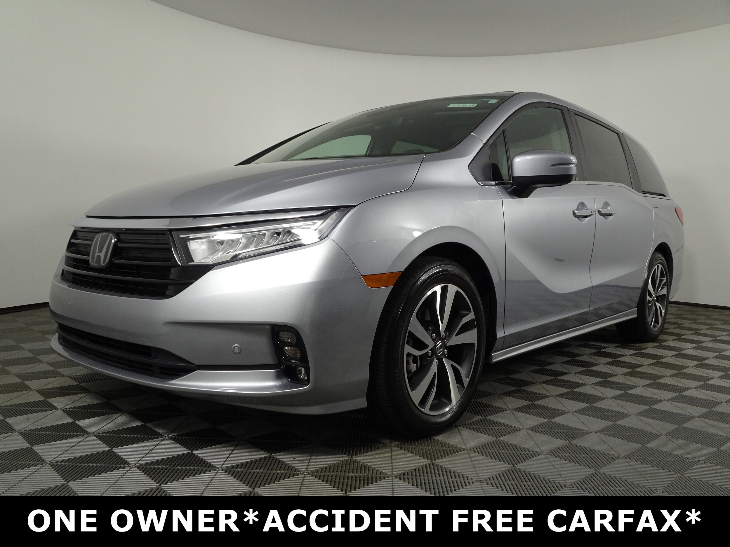 2024 Honda Odyssey Touring photo 2