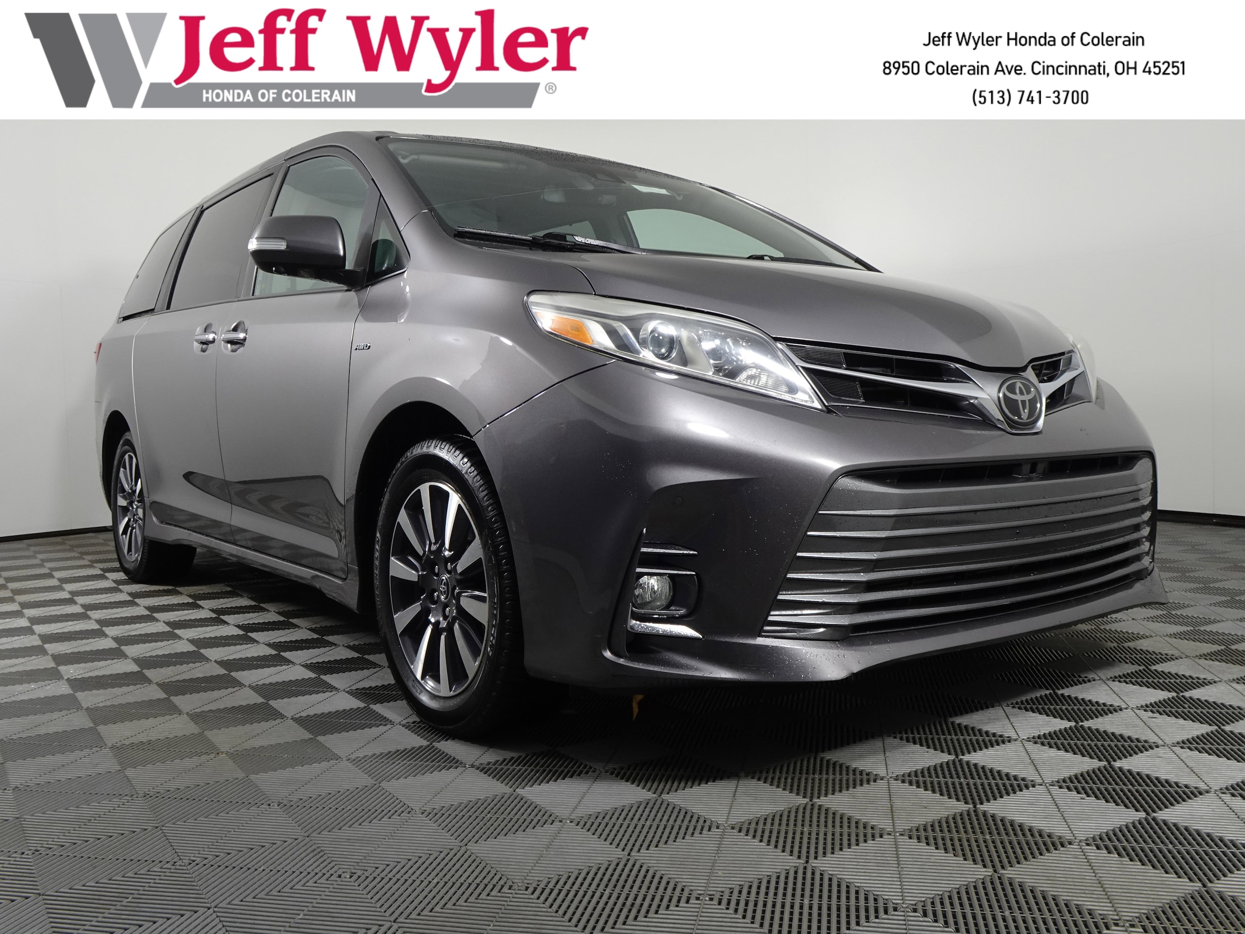 2019 Toyota Sienna Limited's photo