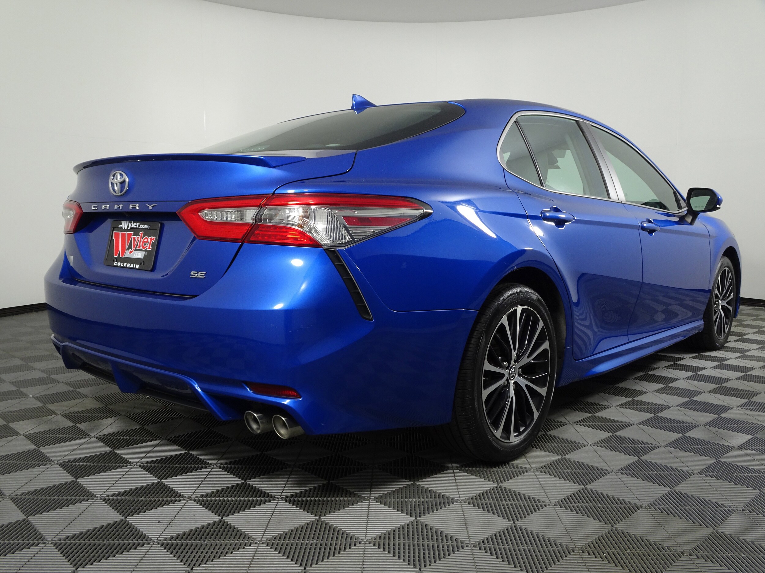 2019 Toyota Camry SE photo 3