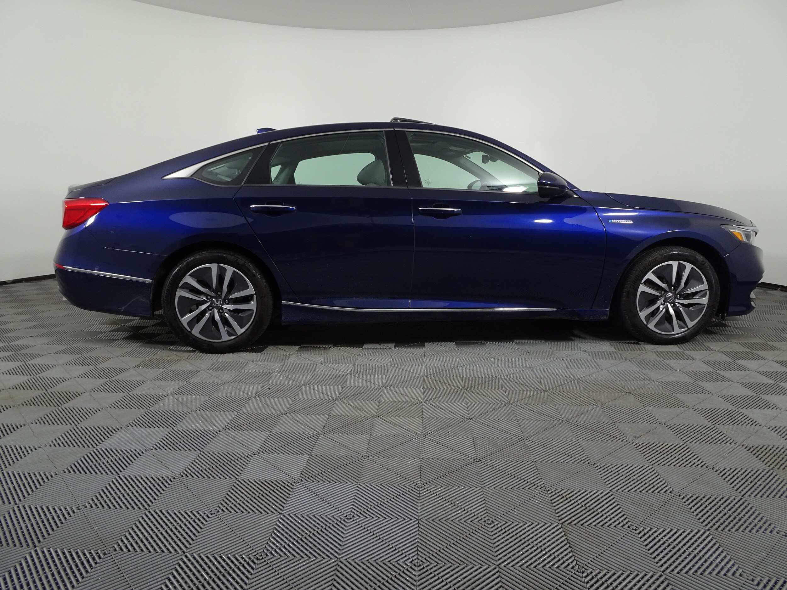 2019 Honda Accord Hybrid Touring photo 2