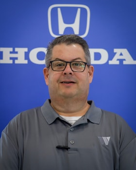 Staff member Chris Welch from ID_770d93dab60f