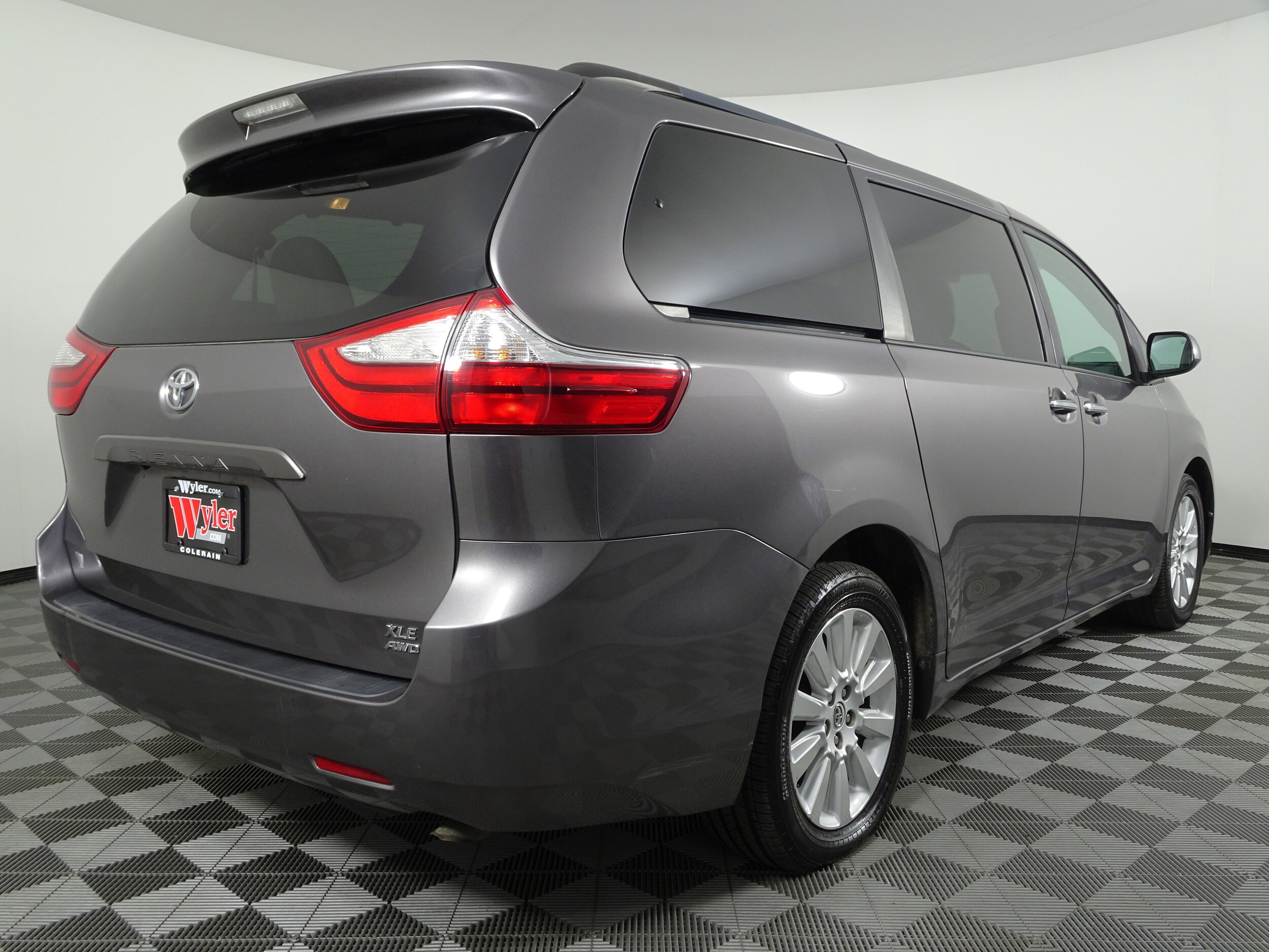2015 Toyota Sienna XLE photo 2
