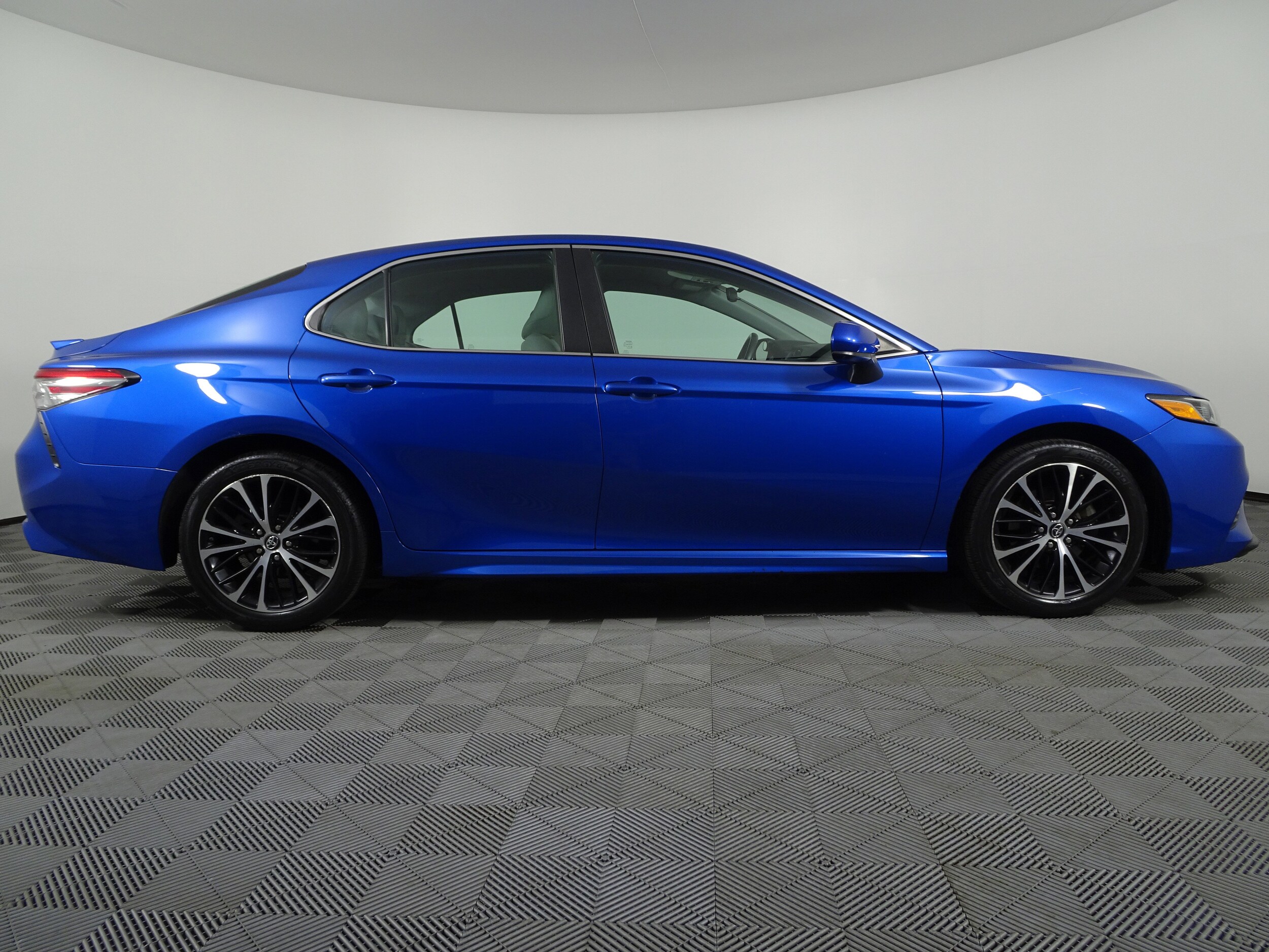 2019 Toyota Camry SE photo 2