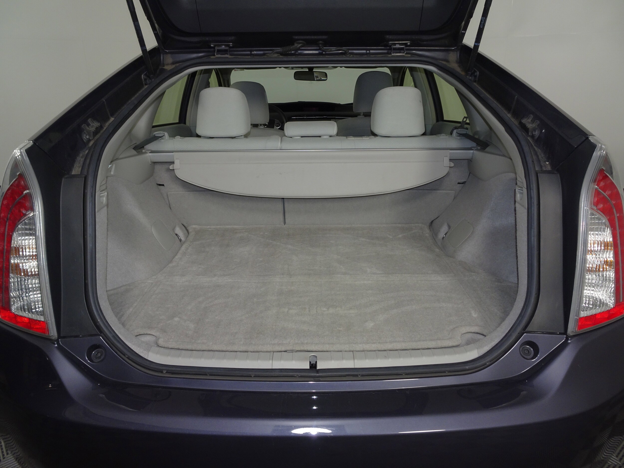 2013 Toyota Prius Three photo 2