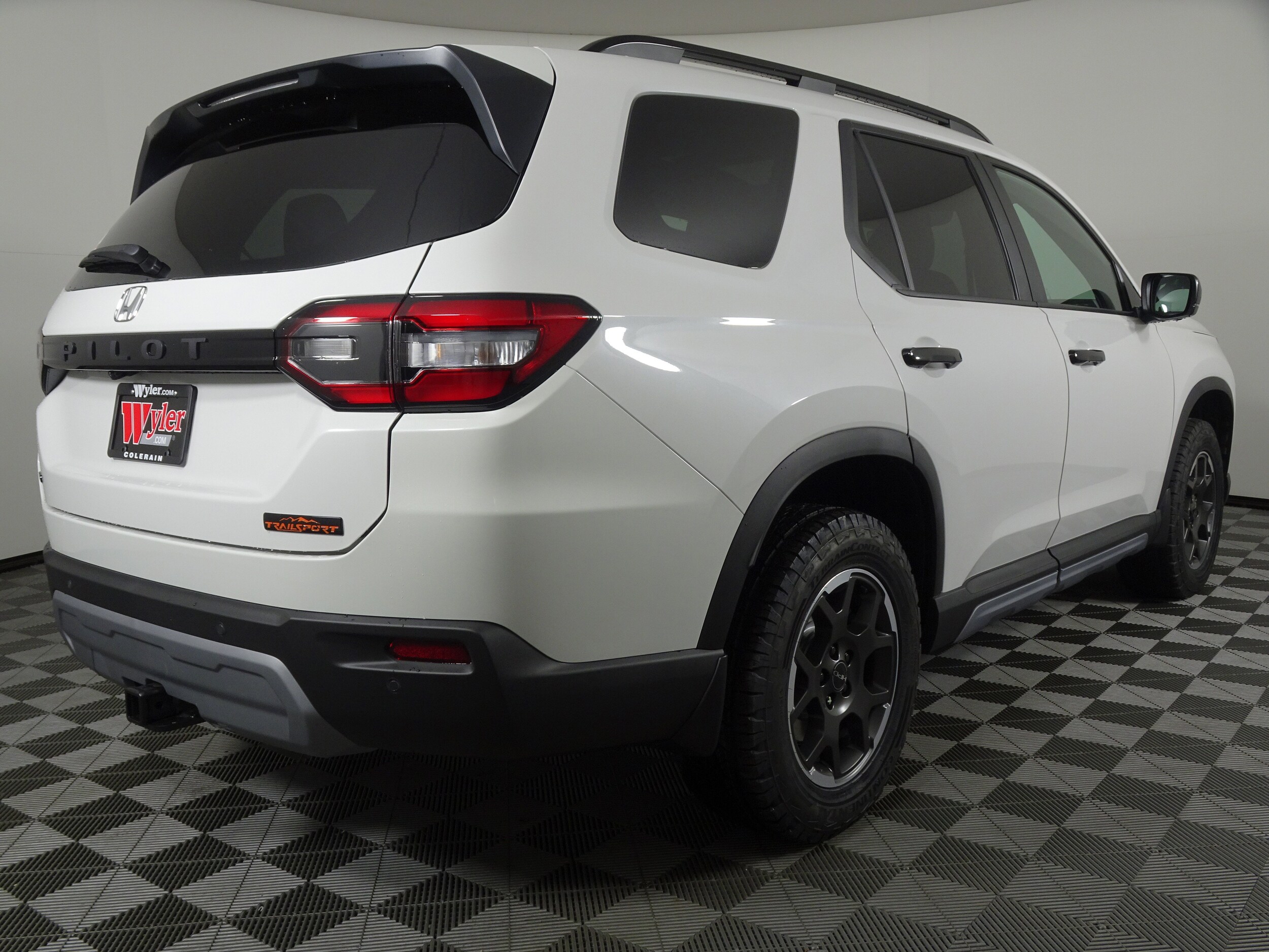 2025 Honda Pilot TrailSport photo 2