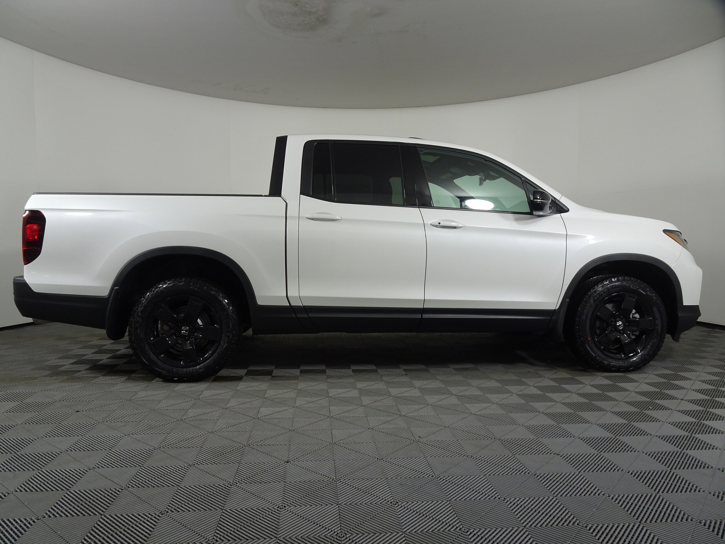 2025 Honda Ridgeline Black Edition photo 2