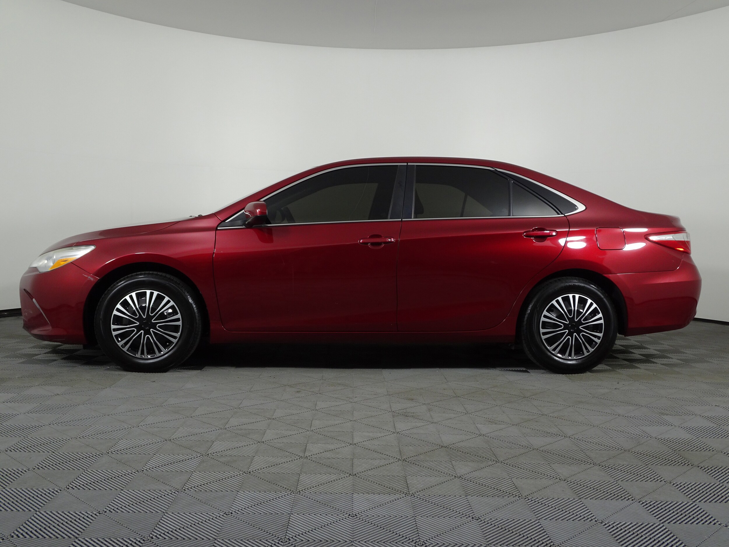 2015 Toyota Camry LE photo 2