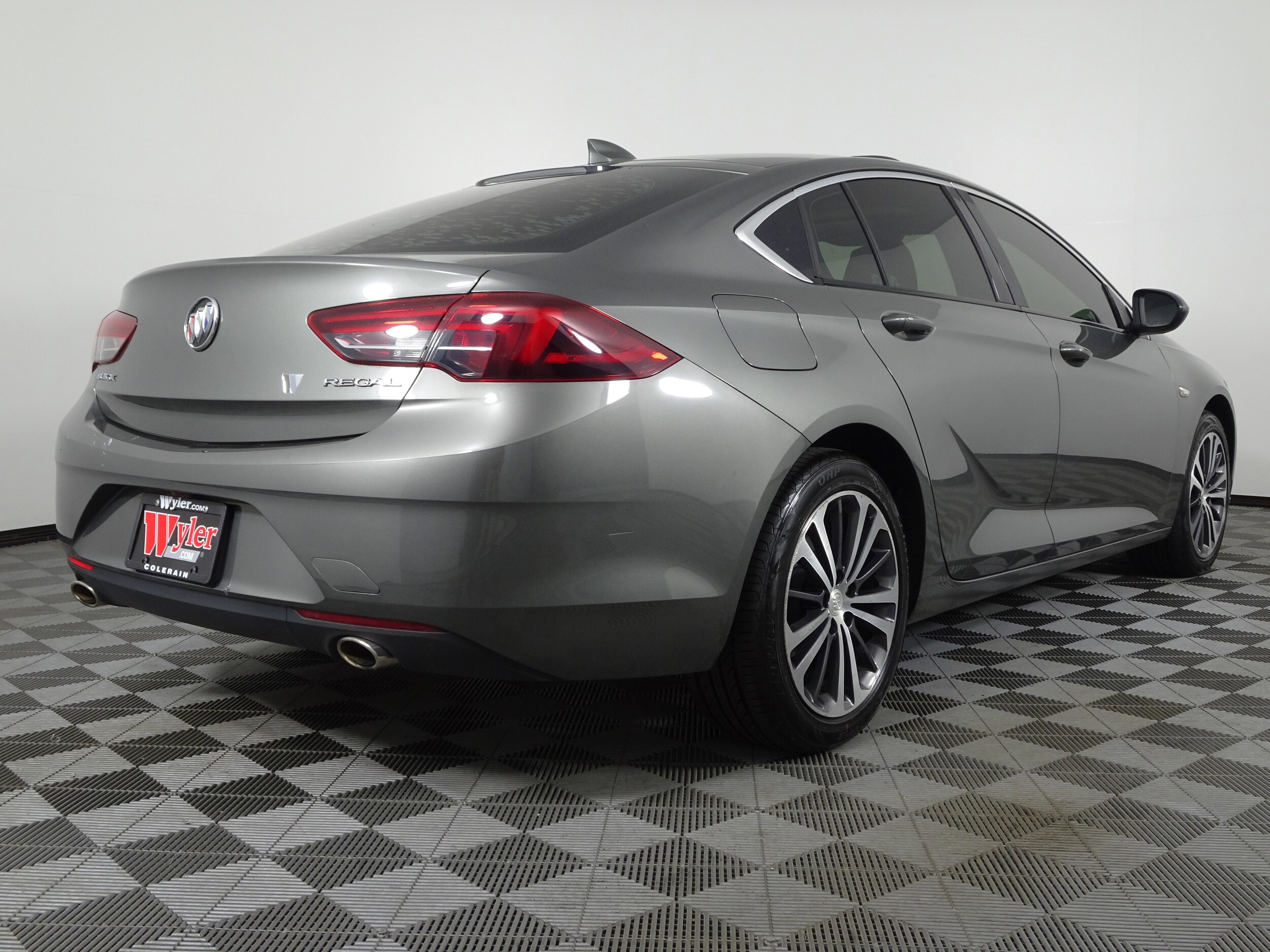 2018 Buick Regal Sportback Essence photo 3