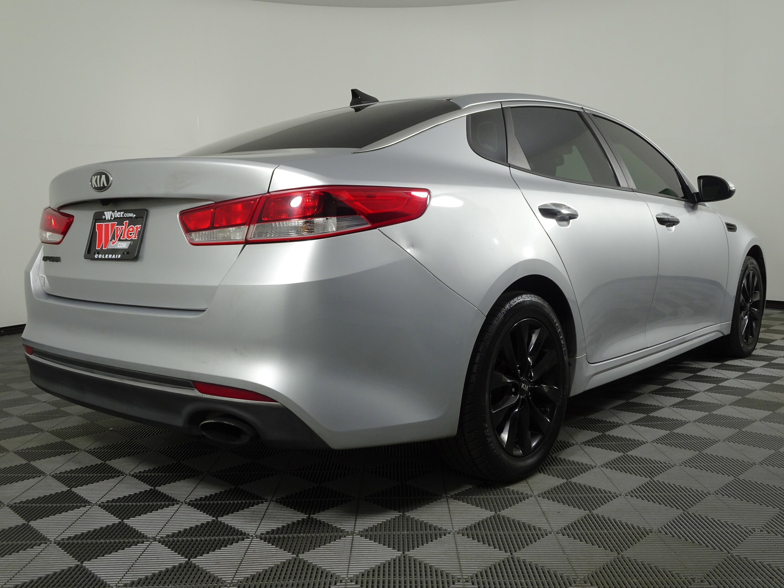 2017 Kia Optima LX photo 3