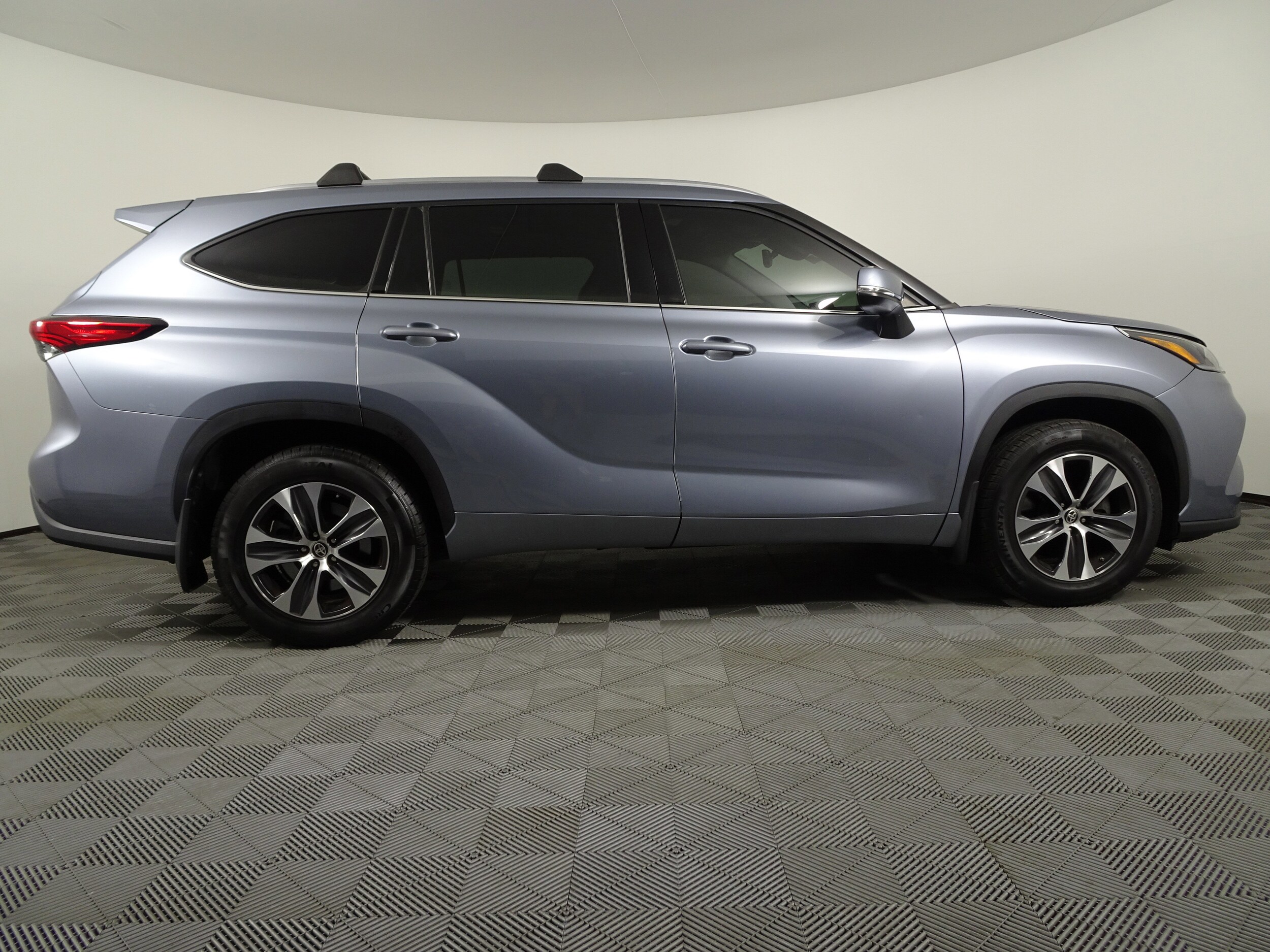 2021 Toyota Highlander XLE photo 2