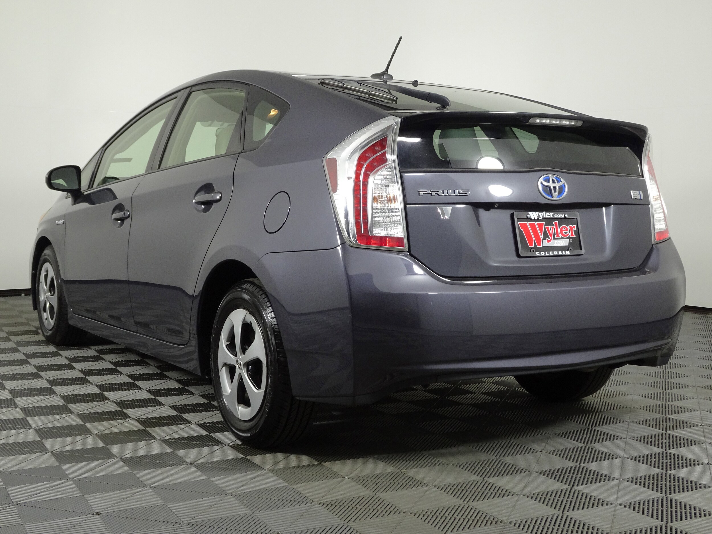 2013 Toyota Prius Three photo 3