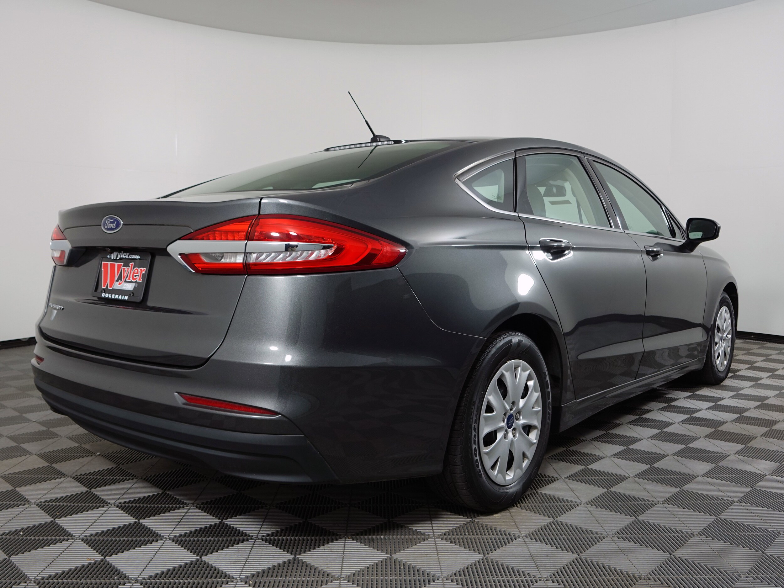 2019 Ford Fusion S photo 2
