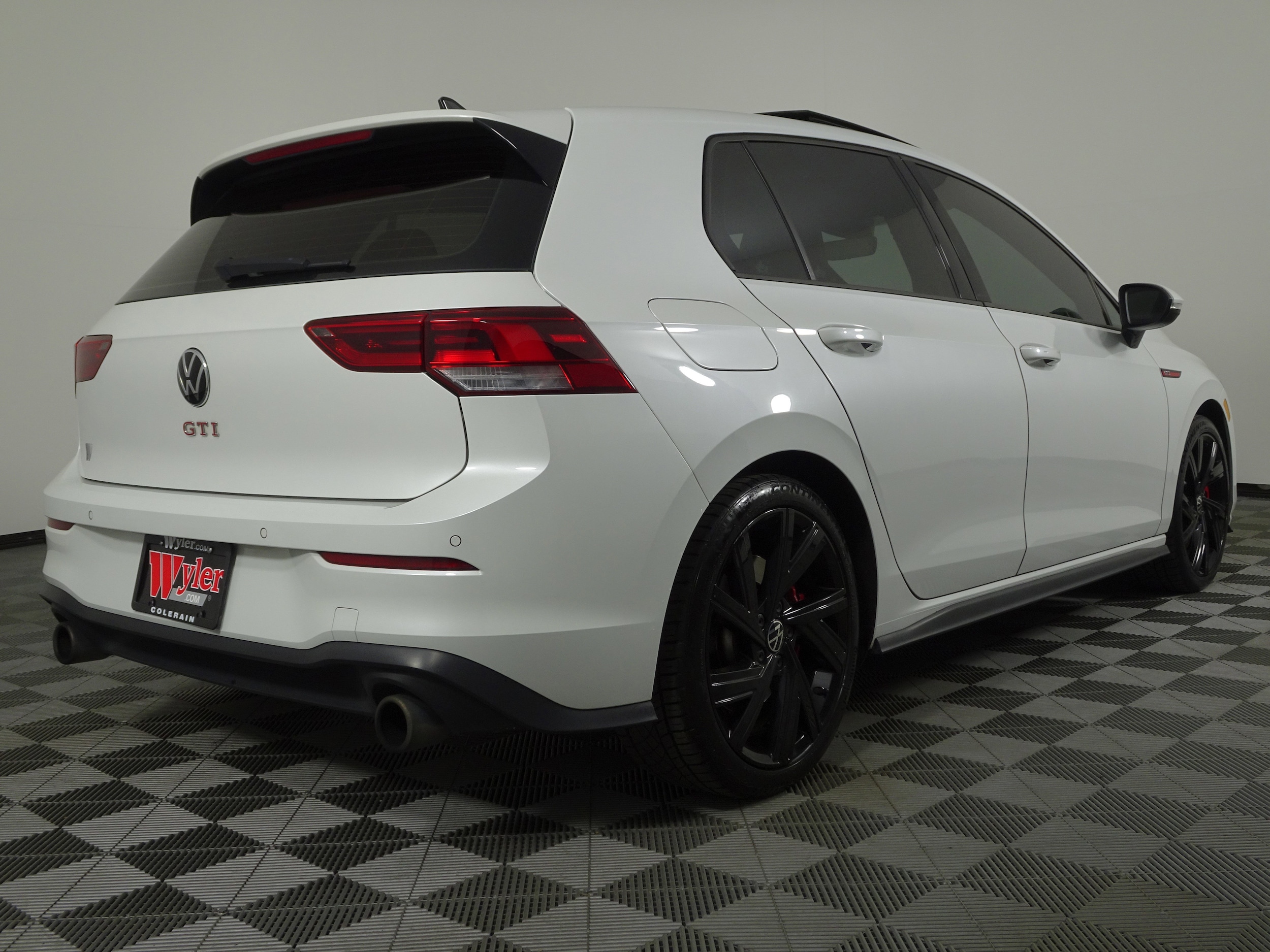 2022 Volkswagen Golf GTI SE photo 2