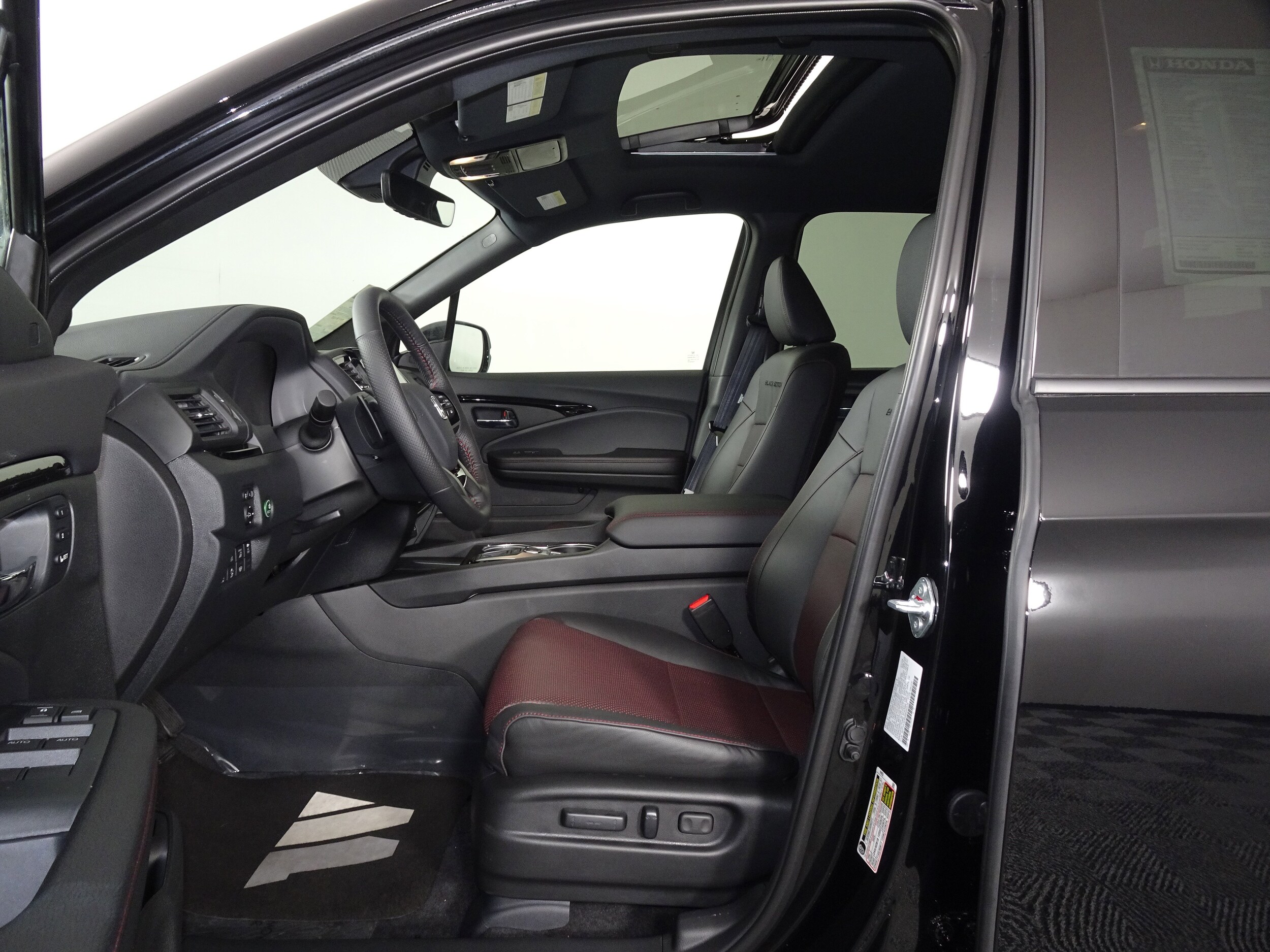 2025 Honda Ridgeline Black Edition photo 4